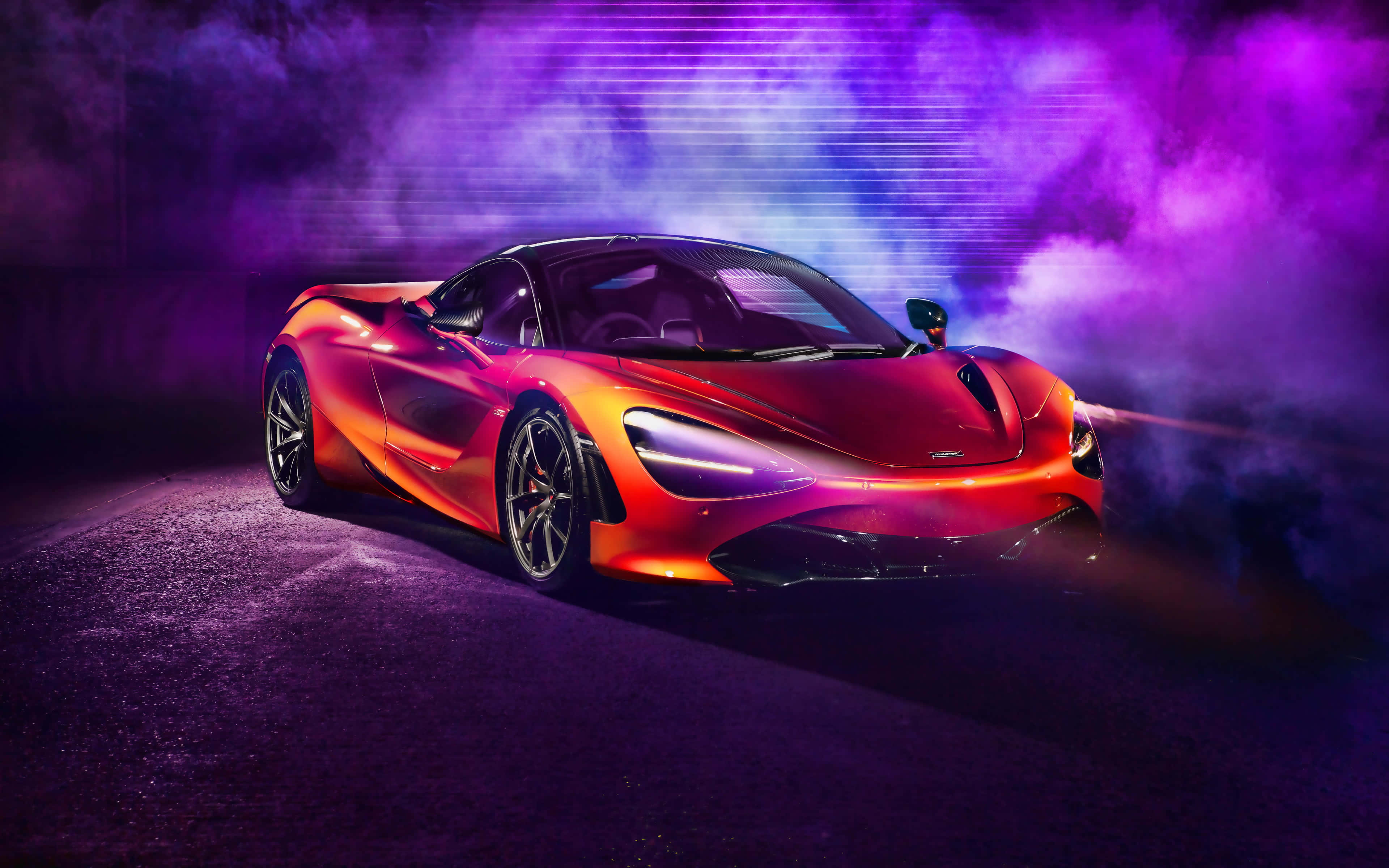 麥拉倫 720S 的力量與美學 壁紙 — 一輛火橙色的McLaren跑車在深色瀝青表面上，於旋轉煙霧中散發著霓虹紫光的光芒。