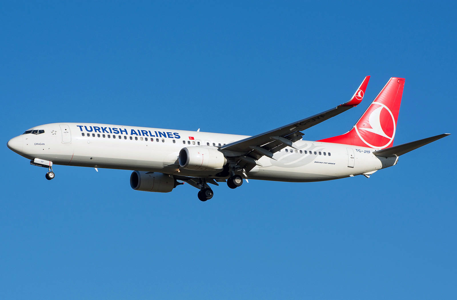 土耳其航空波音737-9F2 壁紙 — 土耳其航空波音737以白色和紅色塗裝，在晴朗藍天下翱翔，起落架放下。