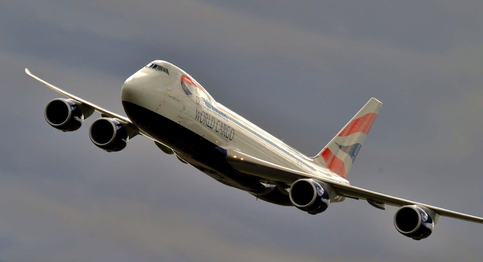 英國航空貨機在雲層密佈的天空中飛行