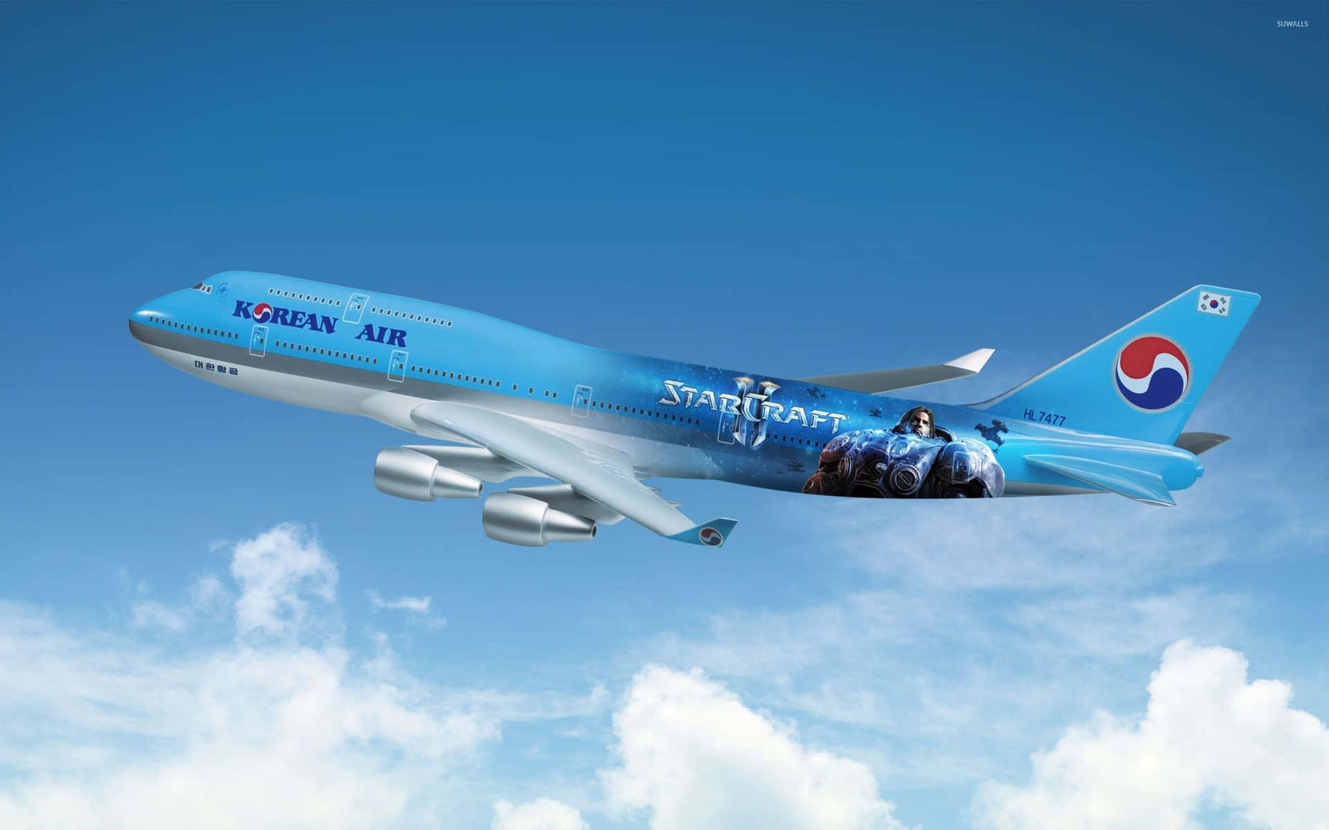 大韓航空星際爭霸主題飛機在晴朗藍天中飛行，伴有雲朵。