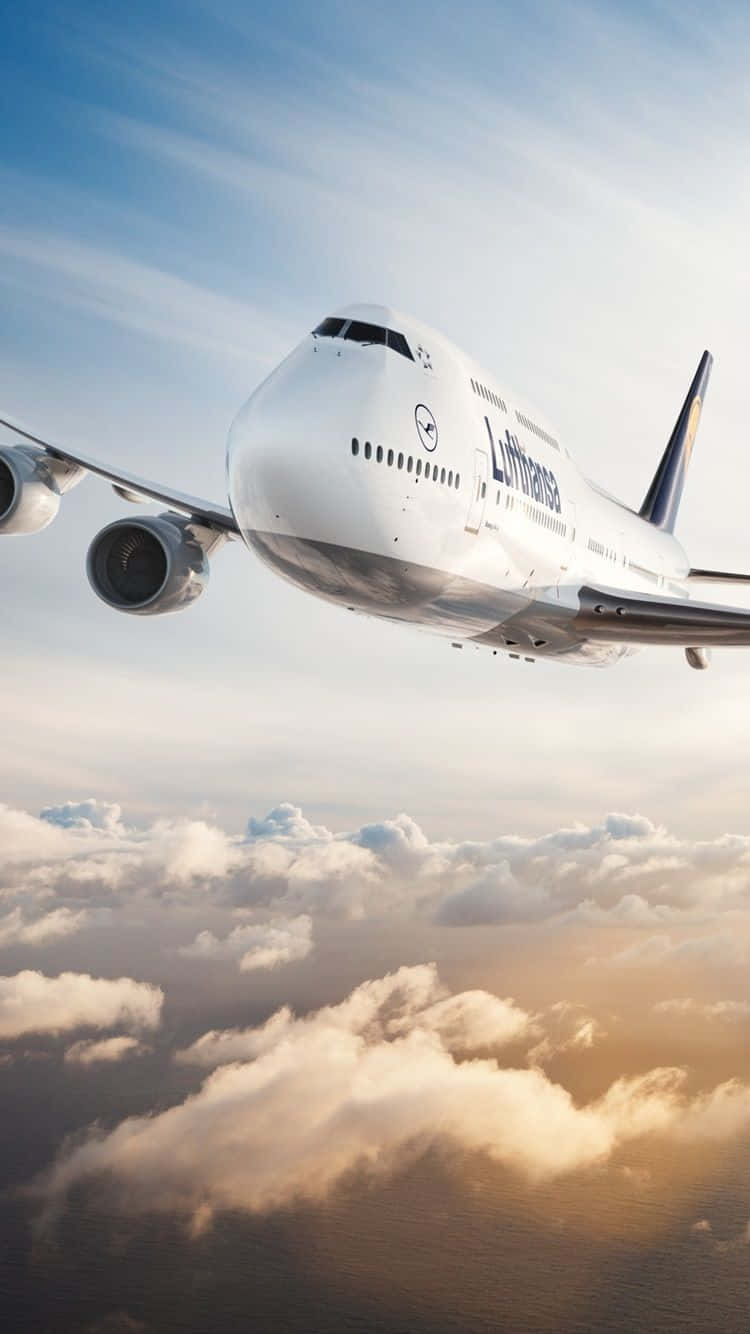 漢莎航空珍寶客機在日落時飛越雲層