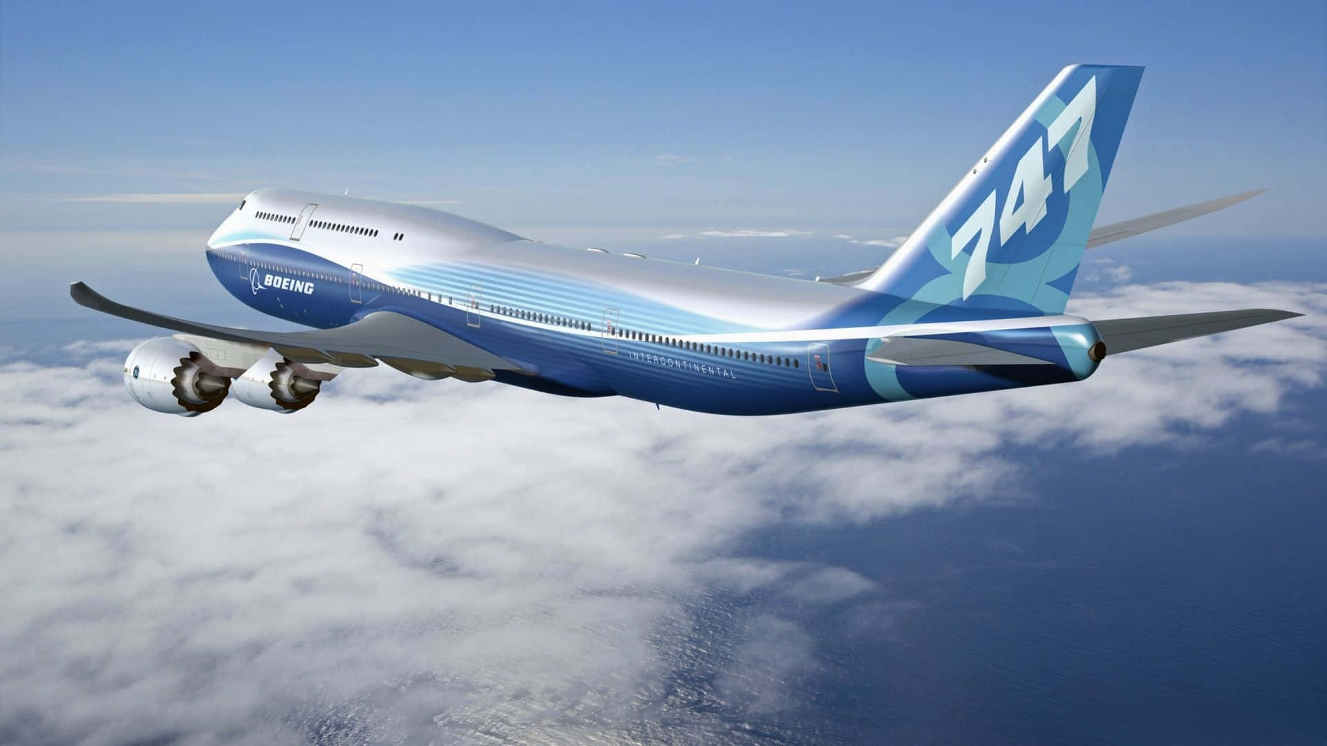 一架藍銀色的波音747在海洋上空的白雲之上飛行。