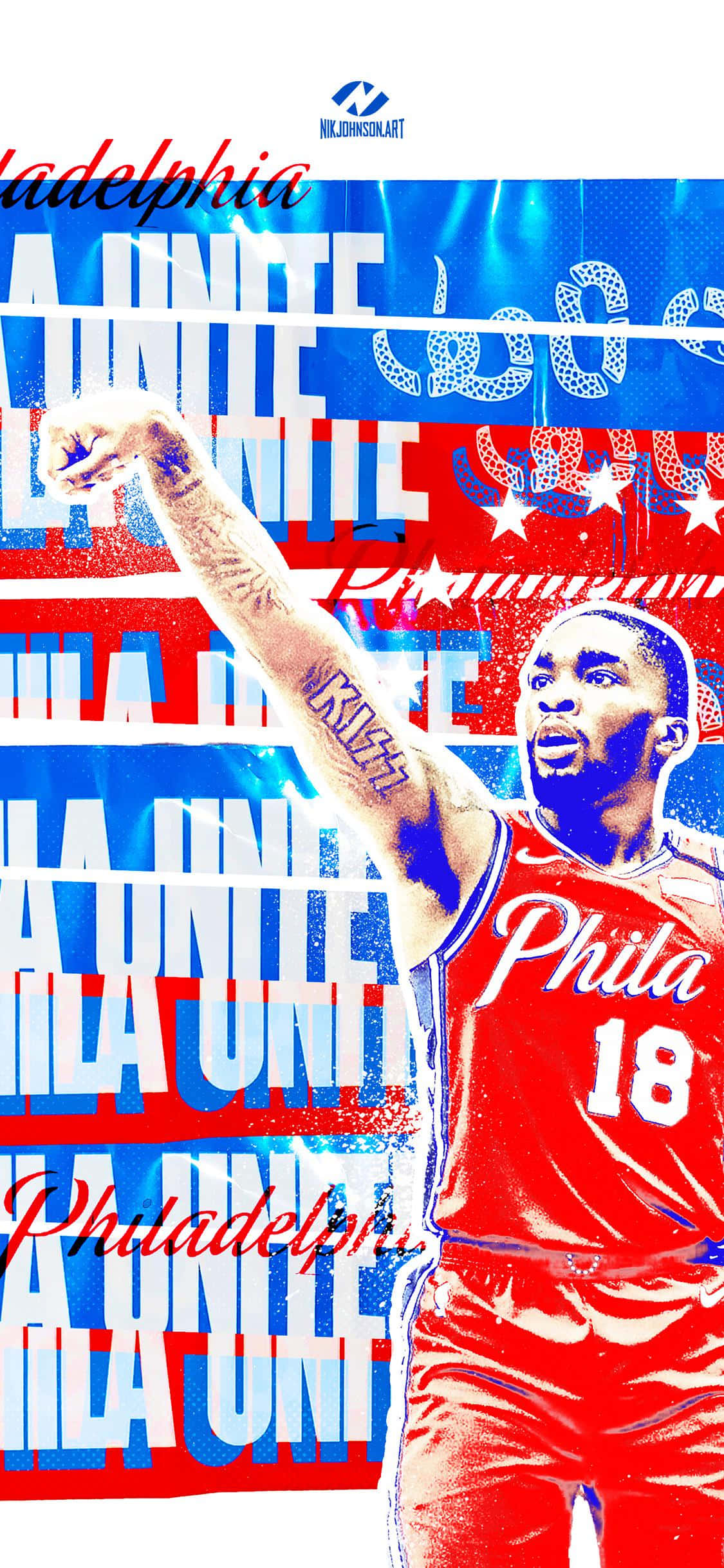 用官方76ers iPhone展現你的團隊精神 壁紙 — 一名身穿紅色 Philly 球衣的籃球運動員，在帶有重複文字的醒目紅白藍圖形背景前舉起手臂。