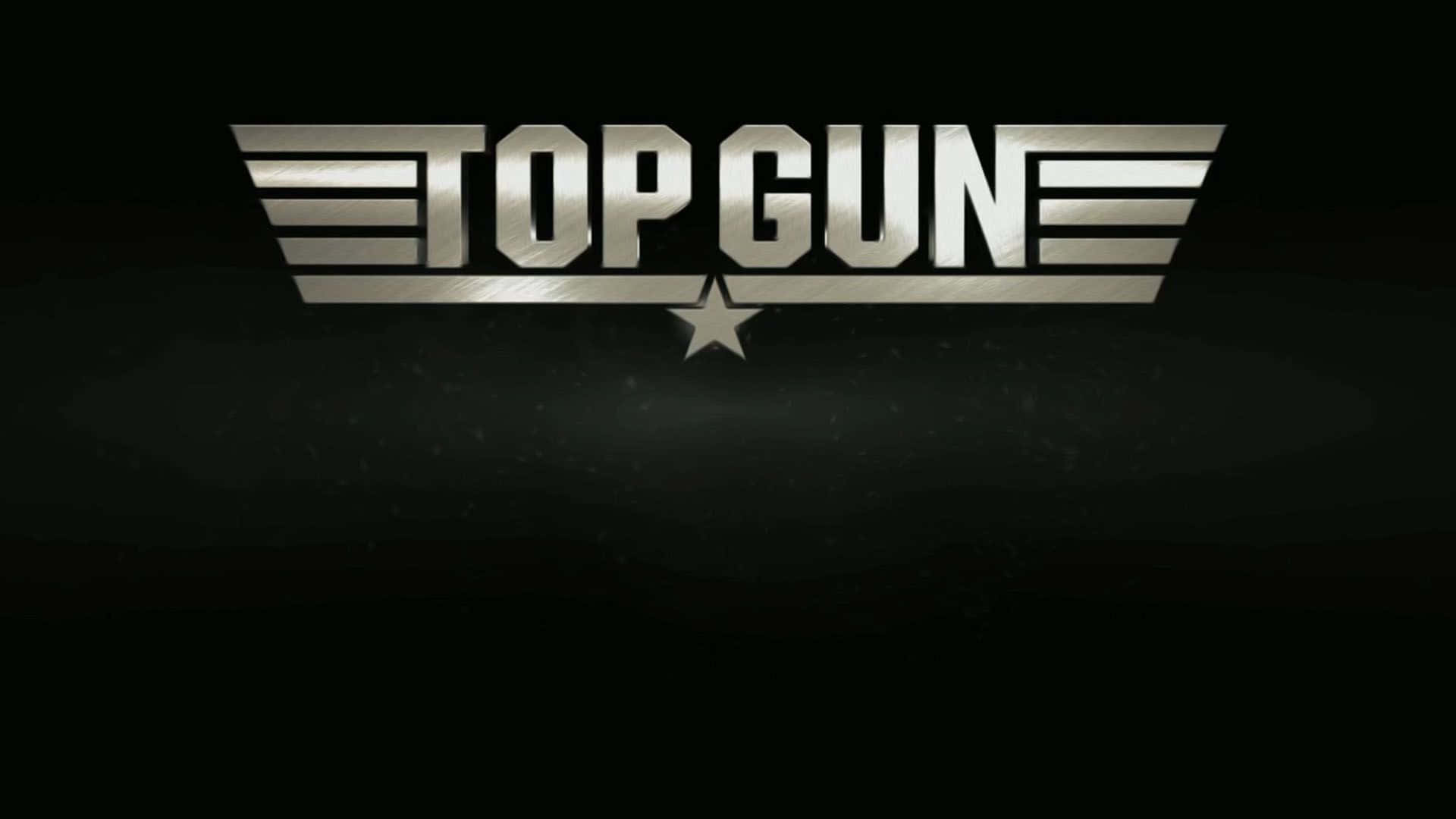 《壯志凌雲》80年代電影海報 壁紙 — 標誌性的 Top Gun 標誌在深色紋理背景上閃耀著金屬銀色，下方有一顆星星。