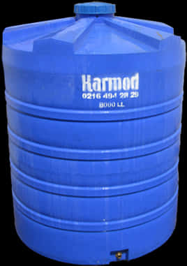 8000公升藍色塑膠水箱 壁紙 — 一個大型藍色塑膠水缸，品牌為「Harmod」，帶有可見的容量標記，矗立在黑色背景前。
