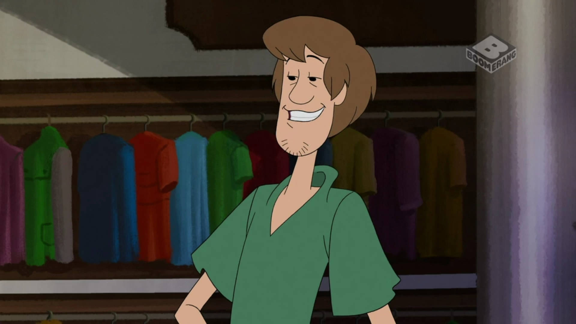 Shaggy 在衣櫃裡，身後掛著彩色襯衫。