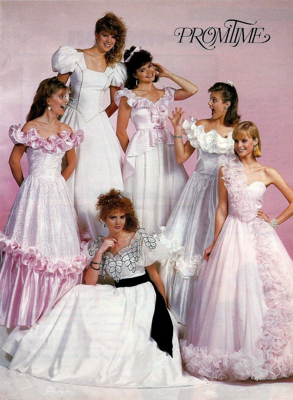 六位身穿1980年代舞會禮服的女性為目錄擺姿勢。