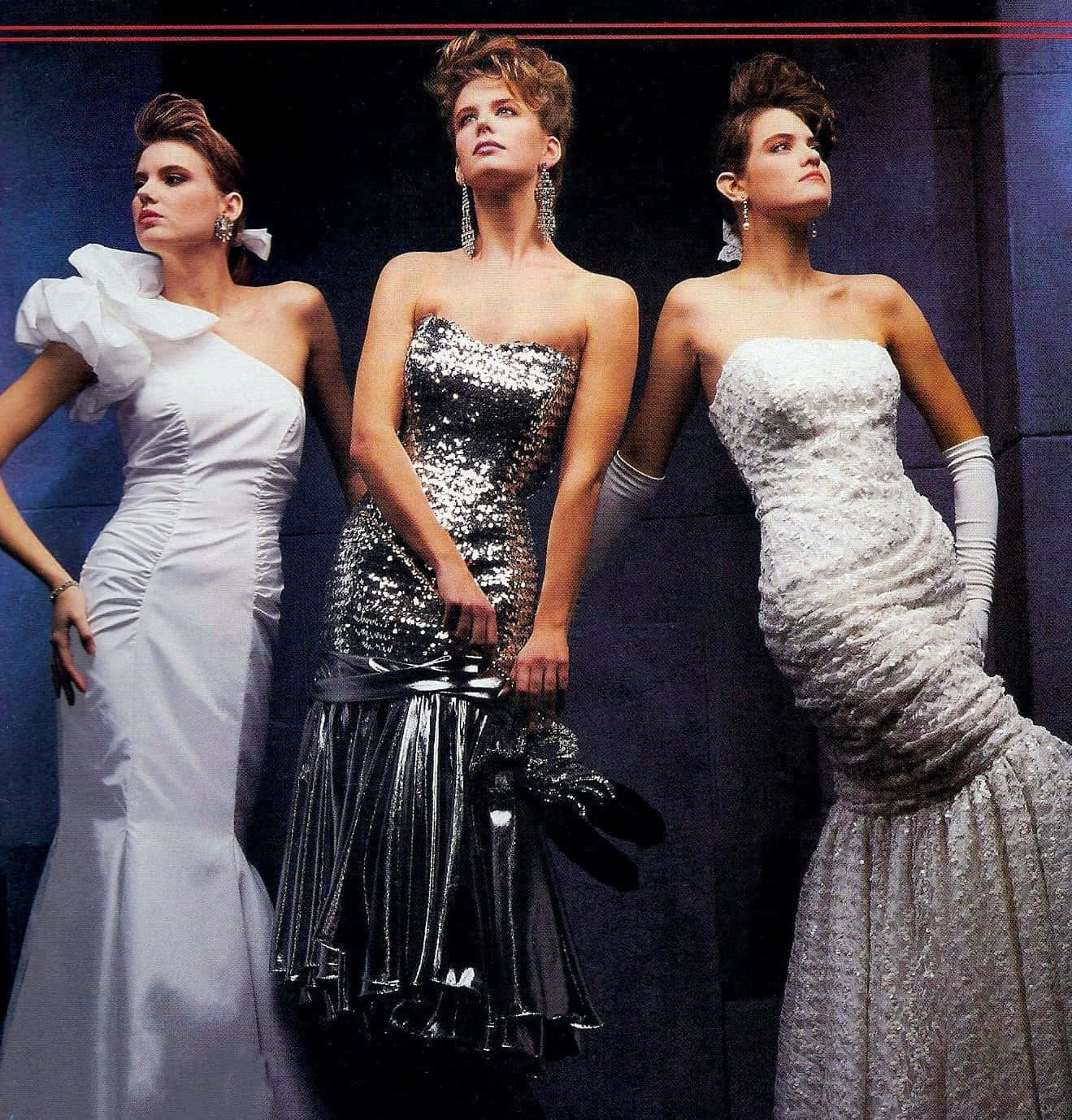 三位穿著1980年代迷人晚禮服的女性在攝影棚中擺姿勢。