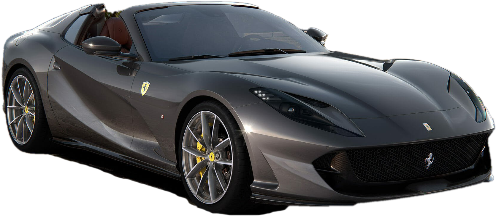 黑色法拉利 812 Superfast 側視圖 壁紙 — 一輛時尚的啞光灰色法拉利跑車，帶有黃色點綴和紅色內飾，在黑色背景的影樓燈光下展示。