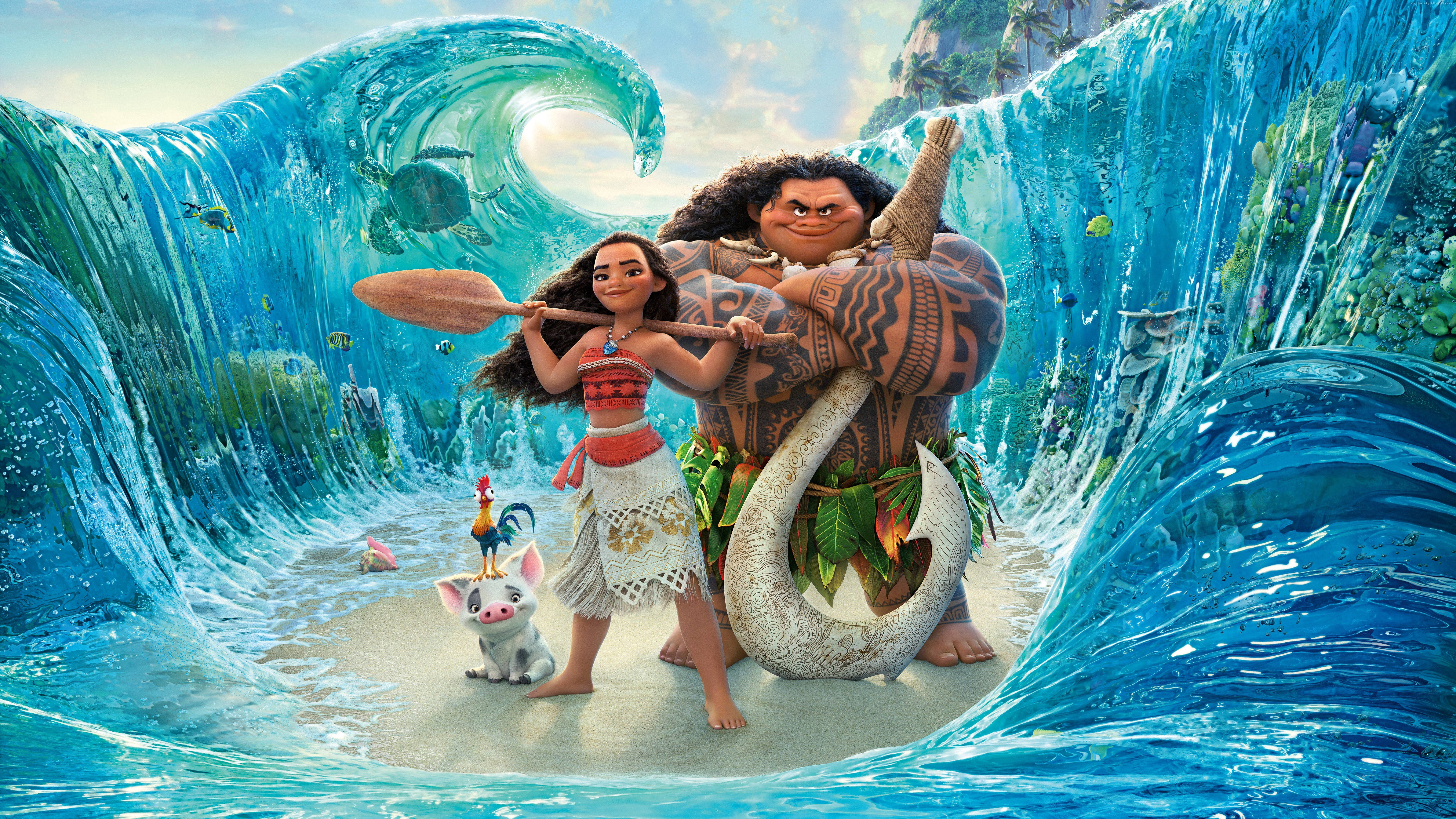 8K 7680x4320 超高清解析度桌面壁紙：迪士尼《海洋奇緣》 壁紙 — Moana 和 Maui 英雄地站在巨大的藍綠色波浪中，與他們的同伴在沙灘上，周圍是海洋生物。