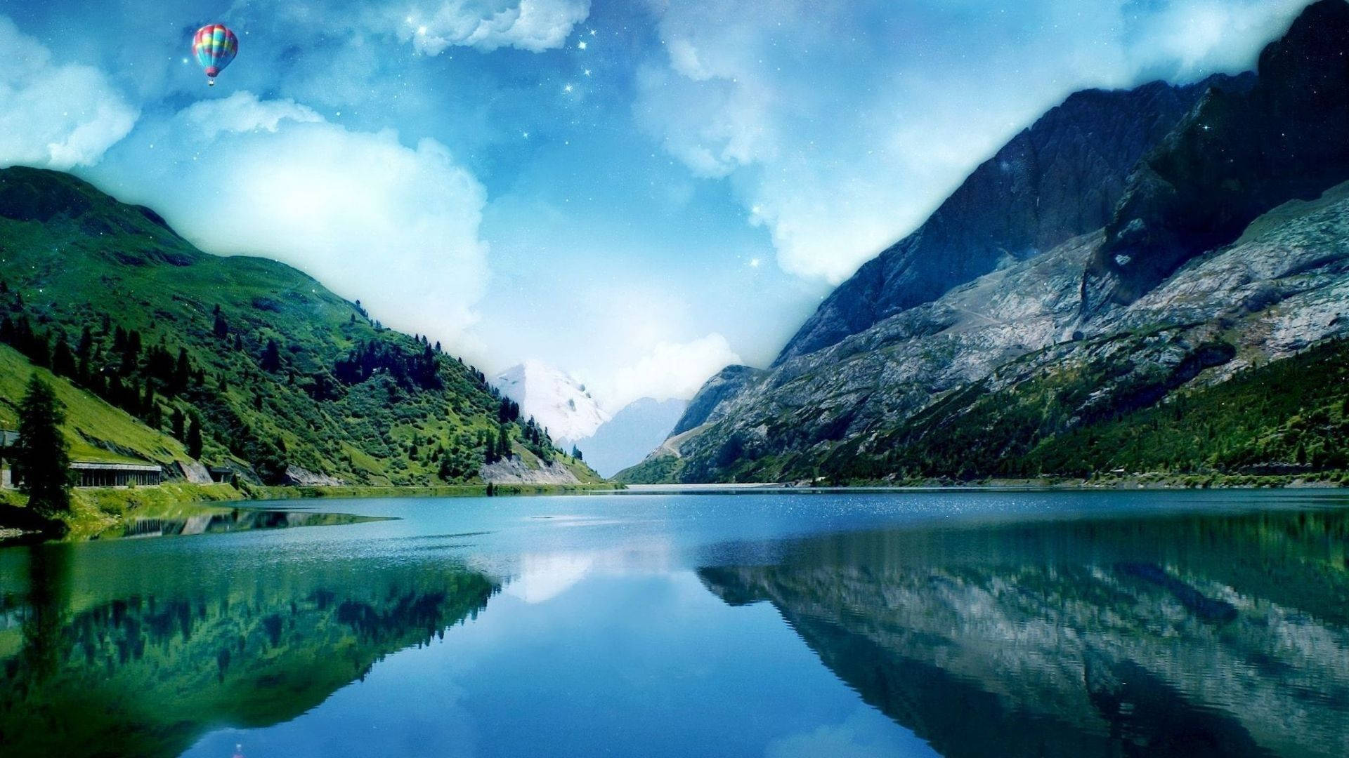 8K桌面湖與山景 壁紙 — 寧靜的山湖映照著高聳的綠色山丘和一個在星空暮色下漂浮的熱氣球。