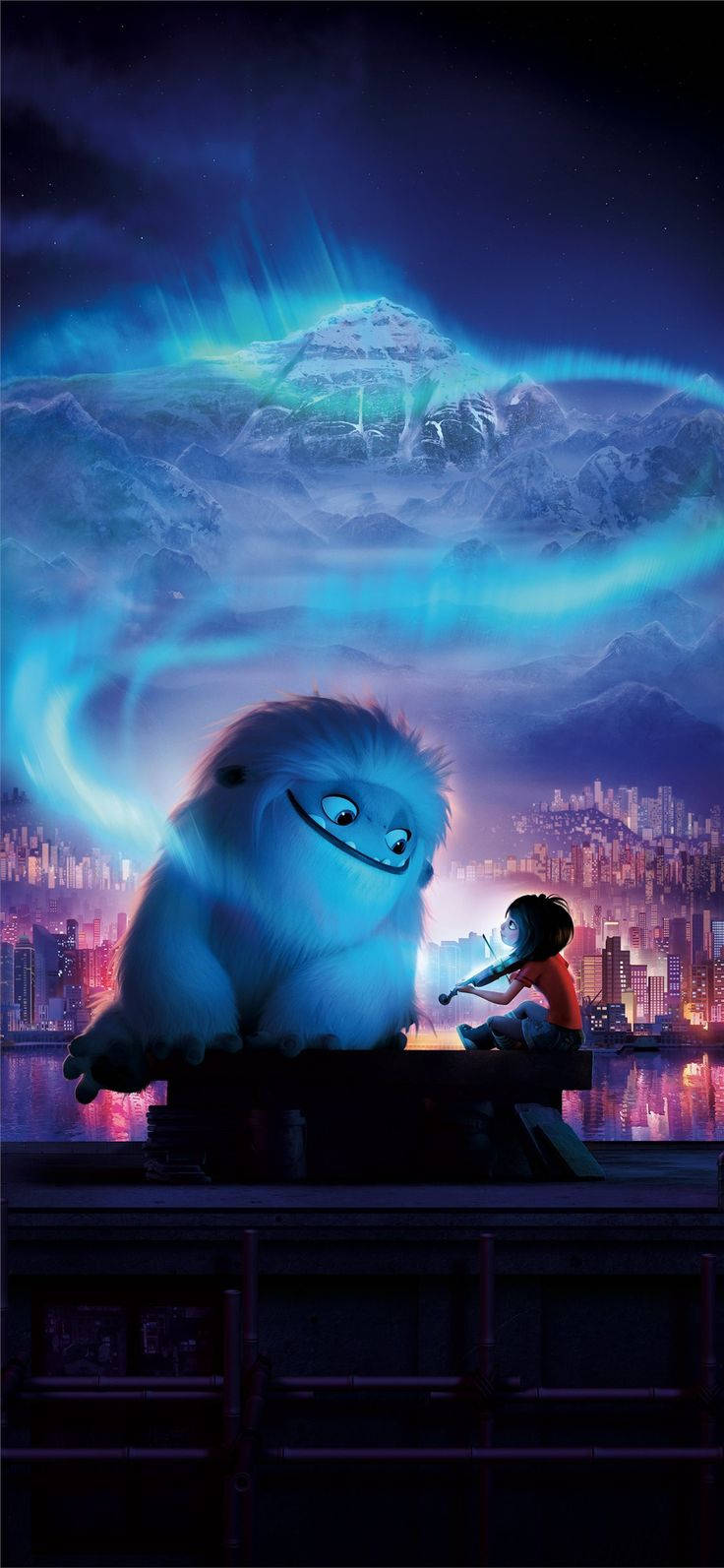 迪士尼世界 桌布 壁紙 — 一隻巨大的藍色雪人坐在一個孩子旁邊，在屋頂上俯瞰著被雪覆蓋的山脈上充滿活力的極光下閃閃發光的城市。