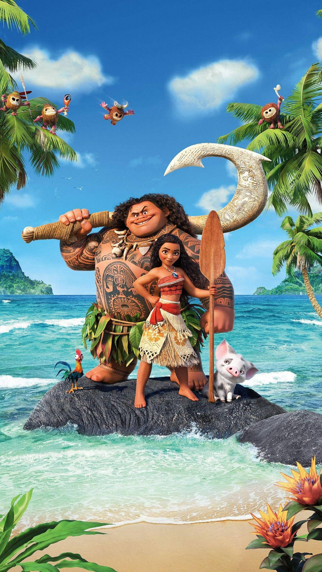 魔海奇緣 桌布 壁紙 — Moana 和 Maui 英雄般地站在熱帶岩石上，四周波濤洶湧，猴子在頭頂飛翔，旁邊有一隻豬。