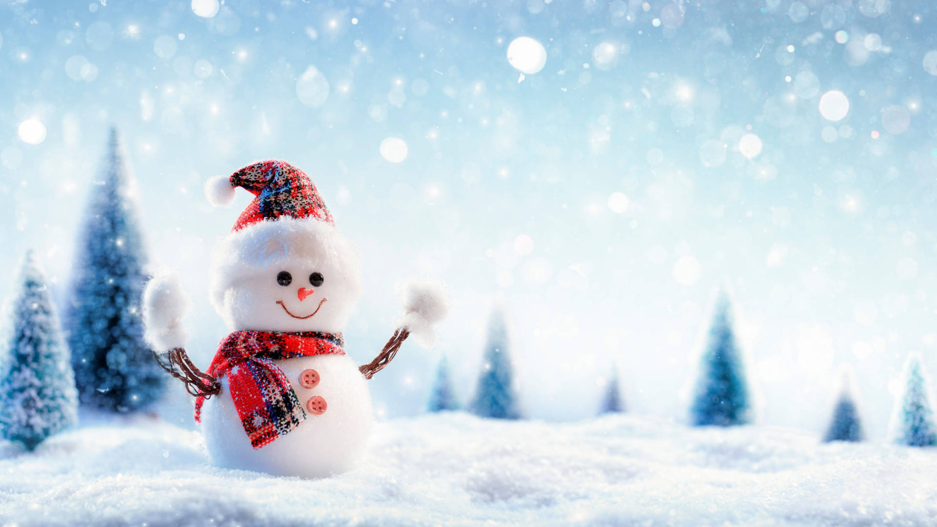 雪人站在雪地森林中，戴著紅色格仔帽和圍巾