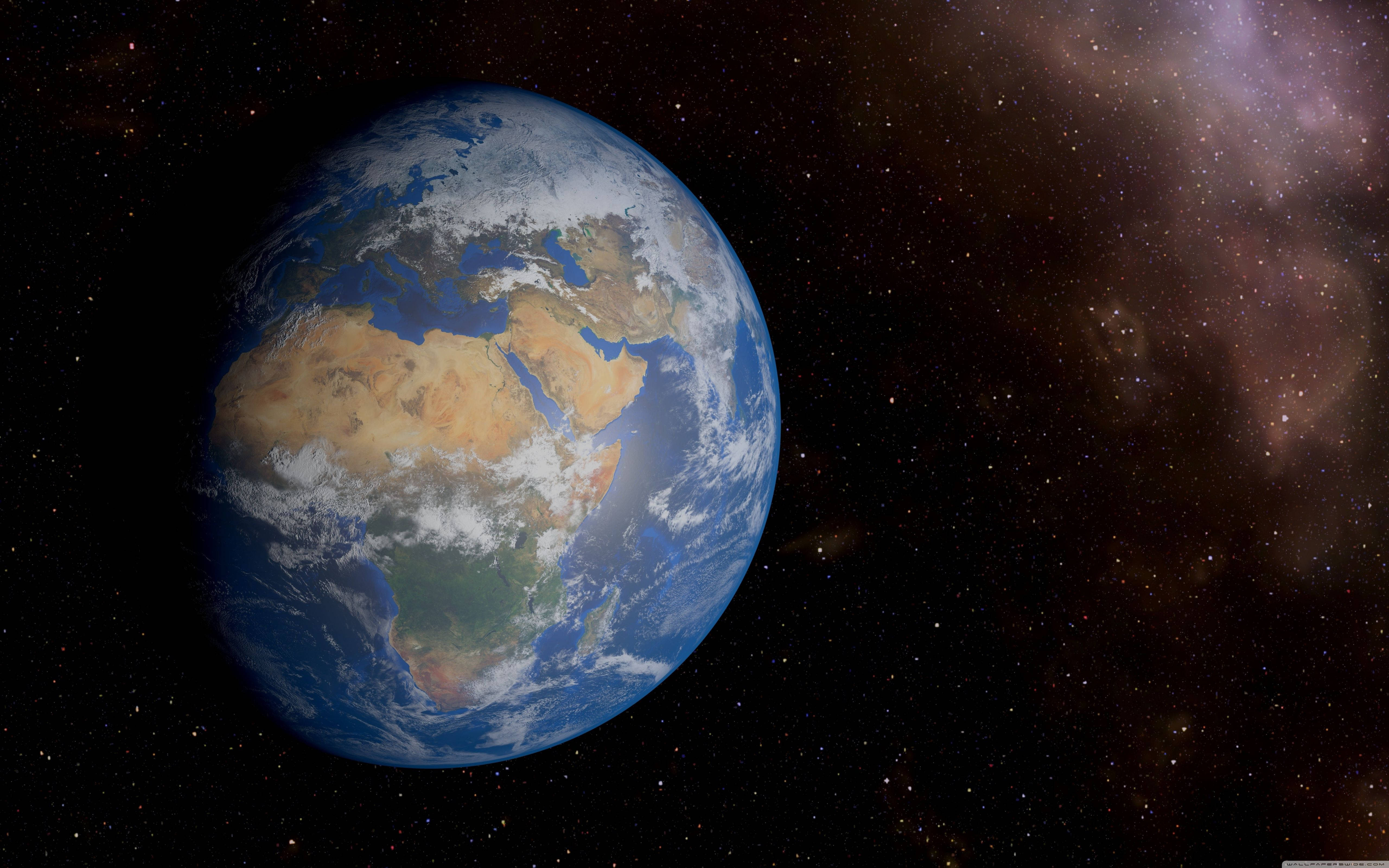 8K 桌面地球 壁紙 — 從太空觀看地球，非洲和歐洲在繁星點點的宇宙背景下清晰可見，伴隨著色彩繽紛的星雲。