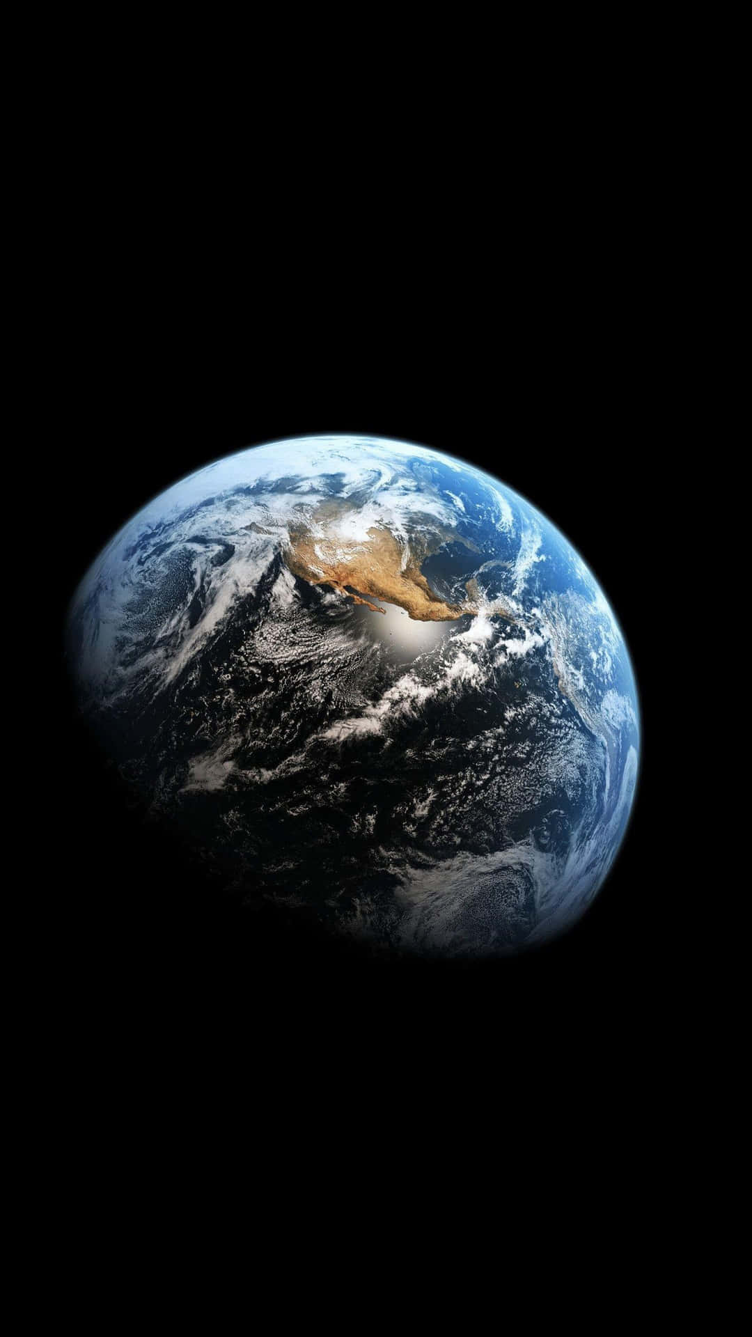 從太空看到的地球，可見大陸、海洋和雲層。 — 外太空 壁紙