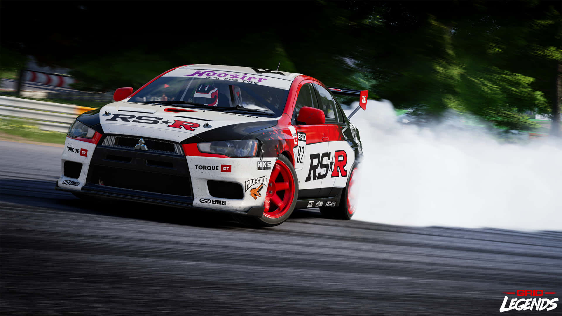 白色和紅色三菱Lancer Evolution在賽道上飄移並冒煙。