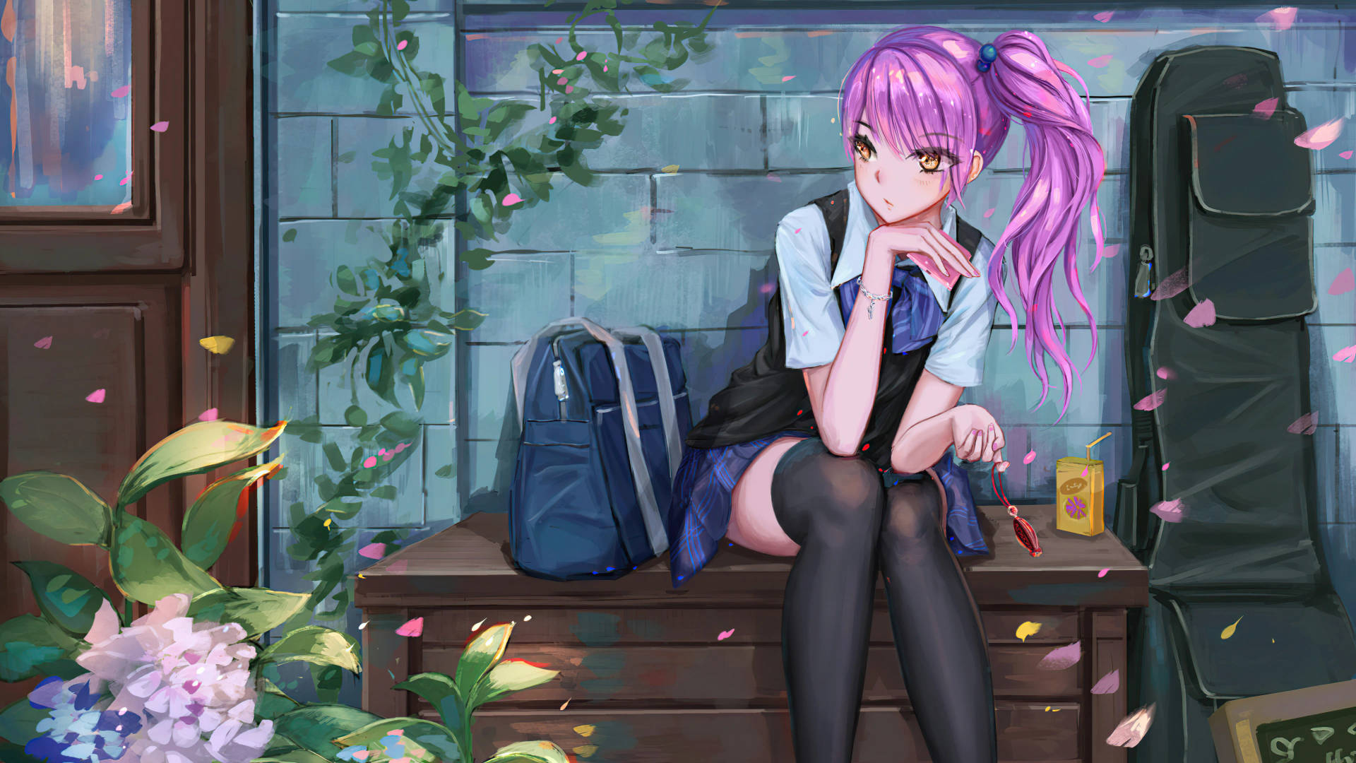 紫髮動漫女孩穿著校服，坐在木長椅上，帶著背包和結他盒，被飄落的櫻花包圍。
