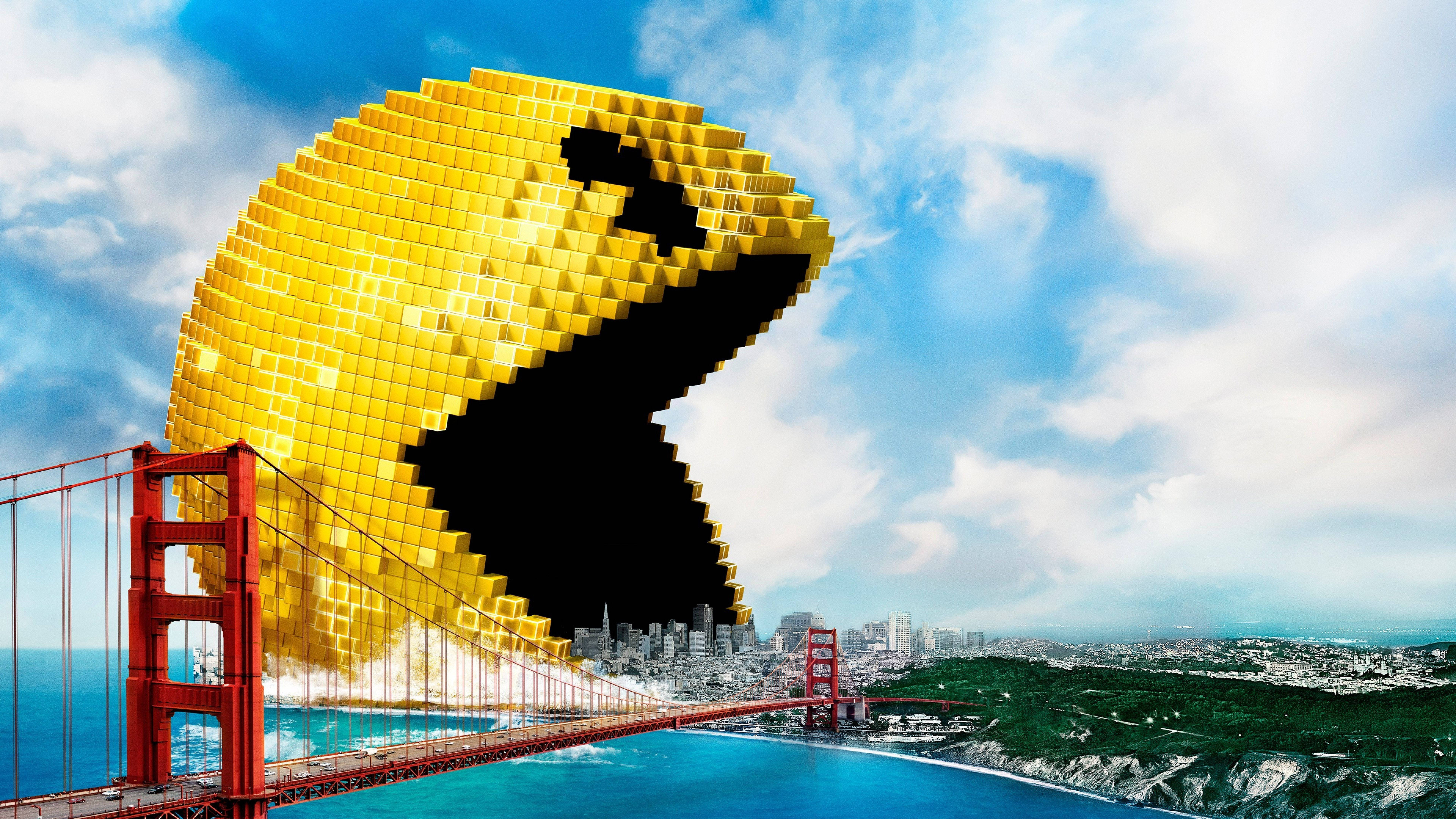 8K桌面巨型吃豆人 壁紙 — 一個巨大的像素化黃色 Pac-Man 籠罩在金門大橋上，吞噬著明亮藍天下的城市景觀。