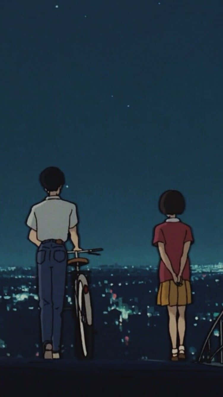 兩個青少年夜晚在屋頂上看城市上空的星星