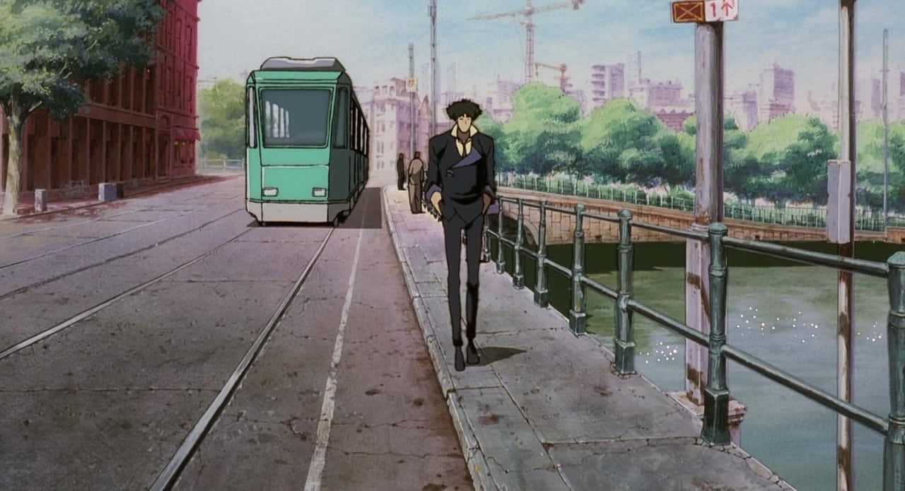 一個西裝男子在運河旁行走，一輛綠色電車在動漫城市中的軌道上經過。