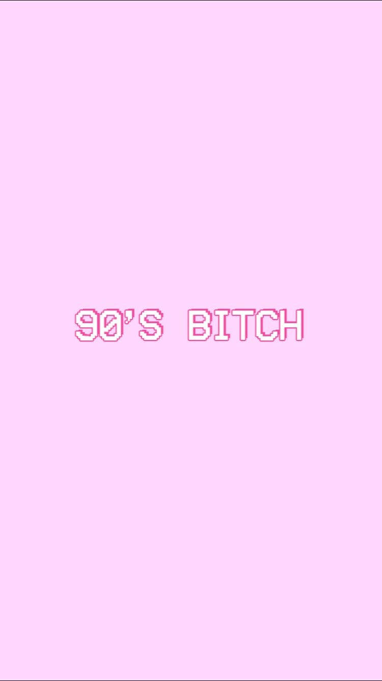 像素化粉紅色文字「90'S BITCH」在淺粉紅色背景上。