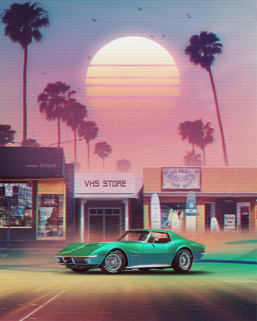 綠色經典汽車在粉紅色夕陽和棕櫚樹下駛過VHS商店和衝浪店。