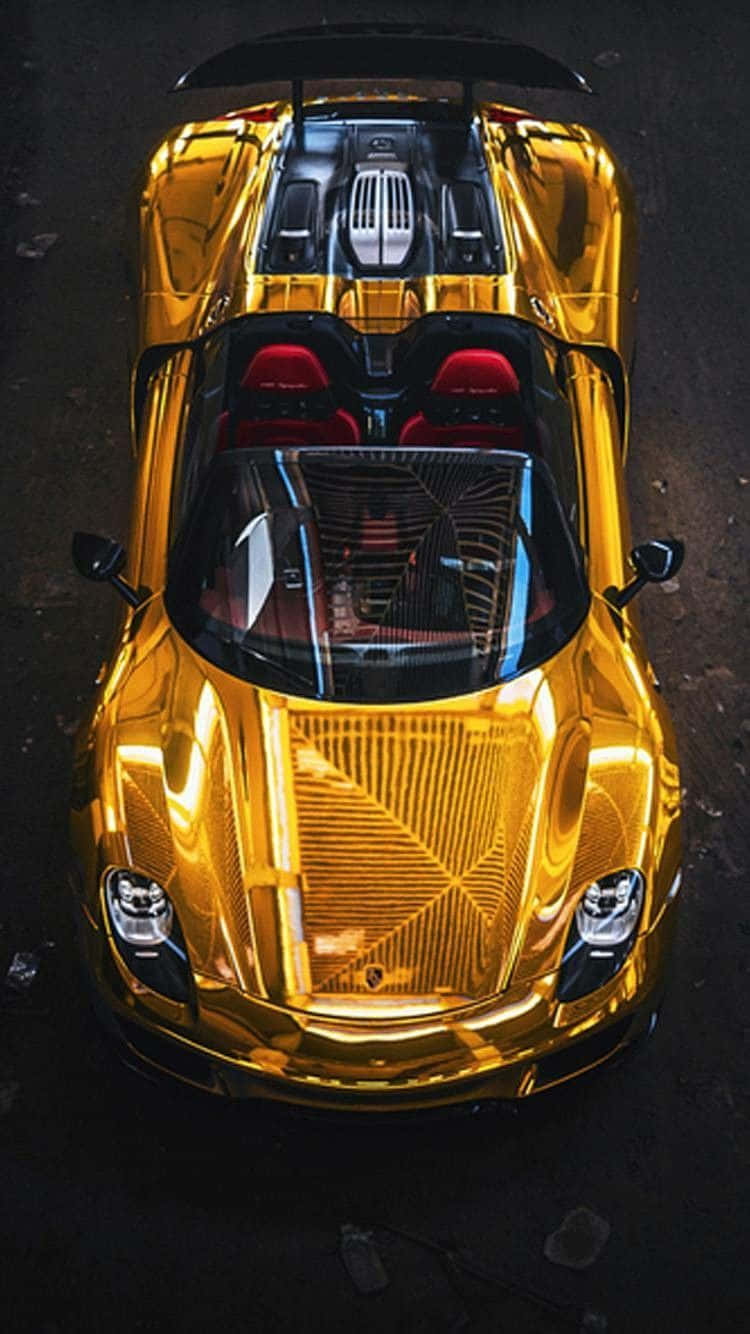 金色保時捷918 Spyder鑽石汽車 壁紙 — 夜晚喺黑暗嘅城市街道上，一架閃閃發光嘅金色跑車配紅色座椅嘅俯視圖。