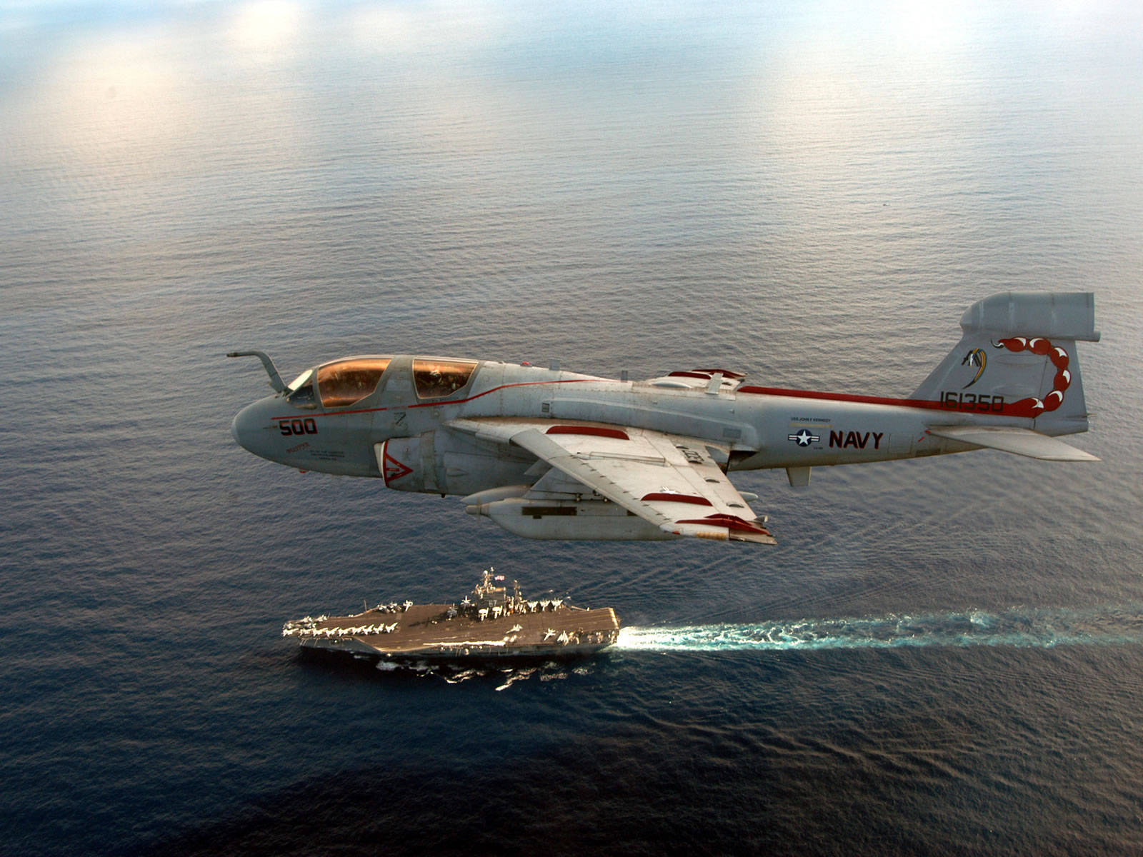 海軍飛機在海上飛越航空母艦