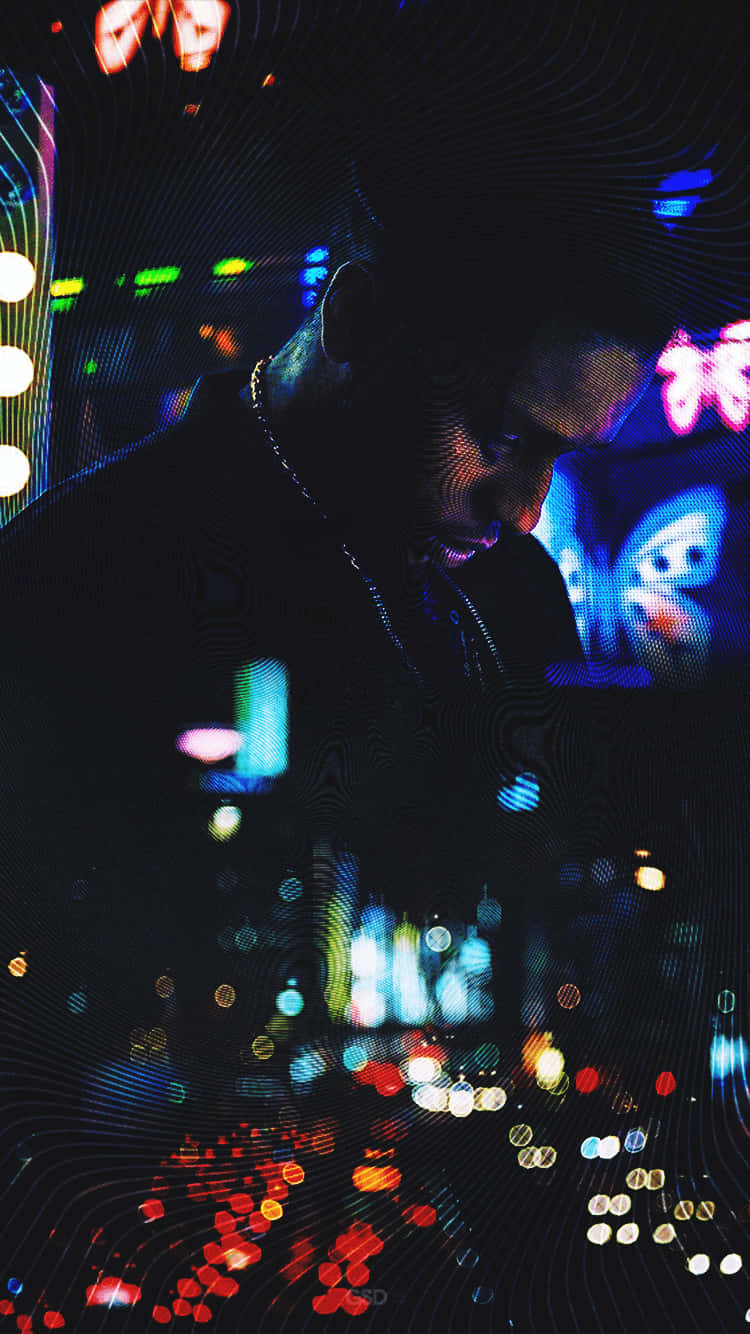 穿著深色連帽衫嘅人喺夜晚嘅發光霓虹燈同數碼波浪圖案中。