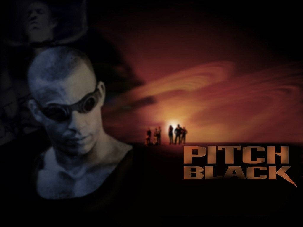 電影《Pitch Black》海報，橙色字體 壁紙 — 一個光頭男人戴著護目鏡向前凝視，剪影人物站在發光的外星日落前，標題為 Pitch Black。
