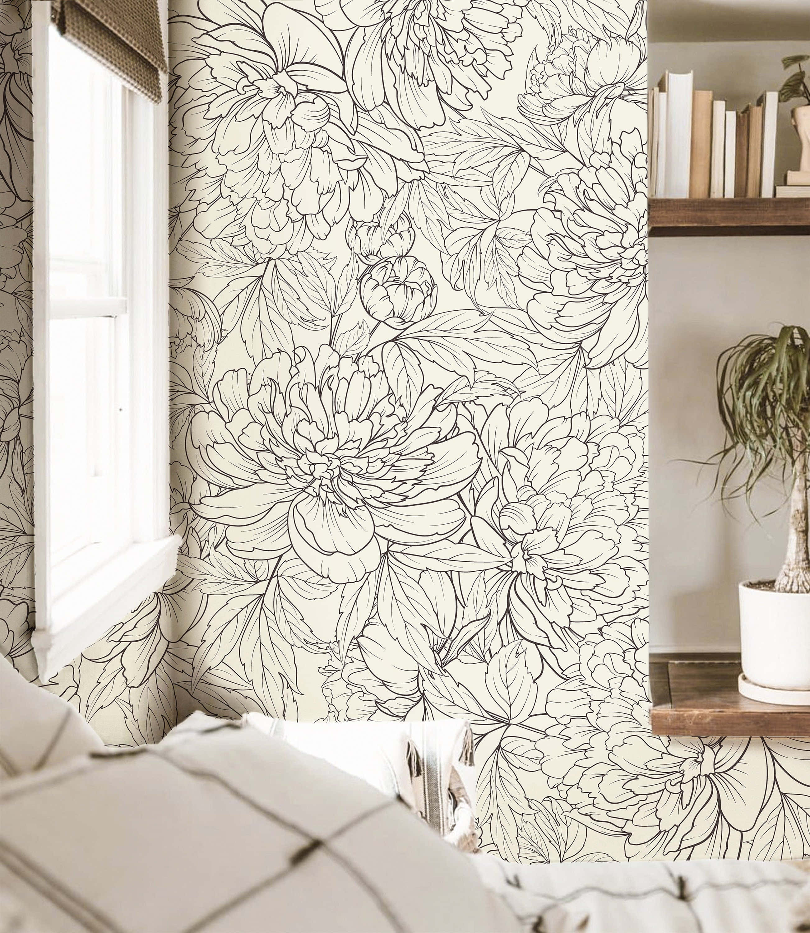 Home Decor 桌布 壁紙 — 一間臥室，奶油色牆壁上飾有複雜的黑色線條畫，描繪大牡丹和葉子，靠近自然光線的窗戶。