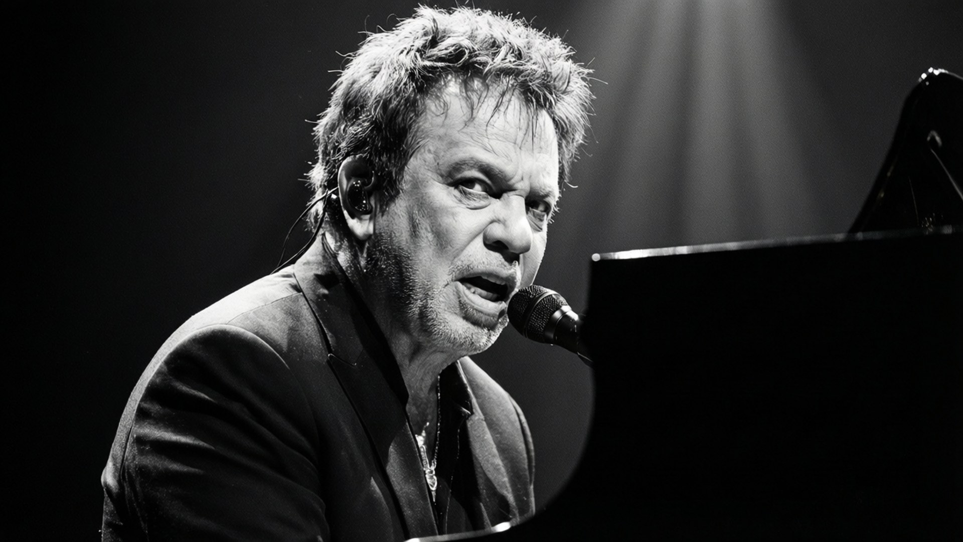 Billy Joel 桌布 壁紙 — 一張黑白照片，男歌手在戲劇性的舞台燈光下，在鋼琴前充滿激情地表演。