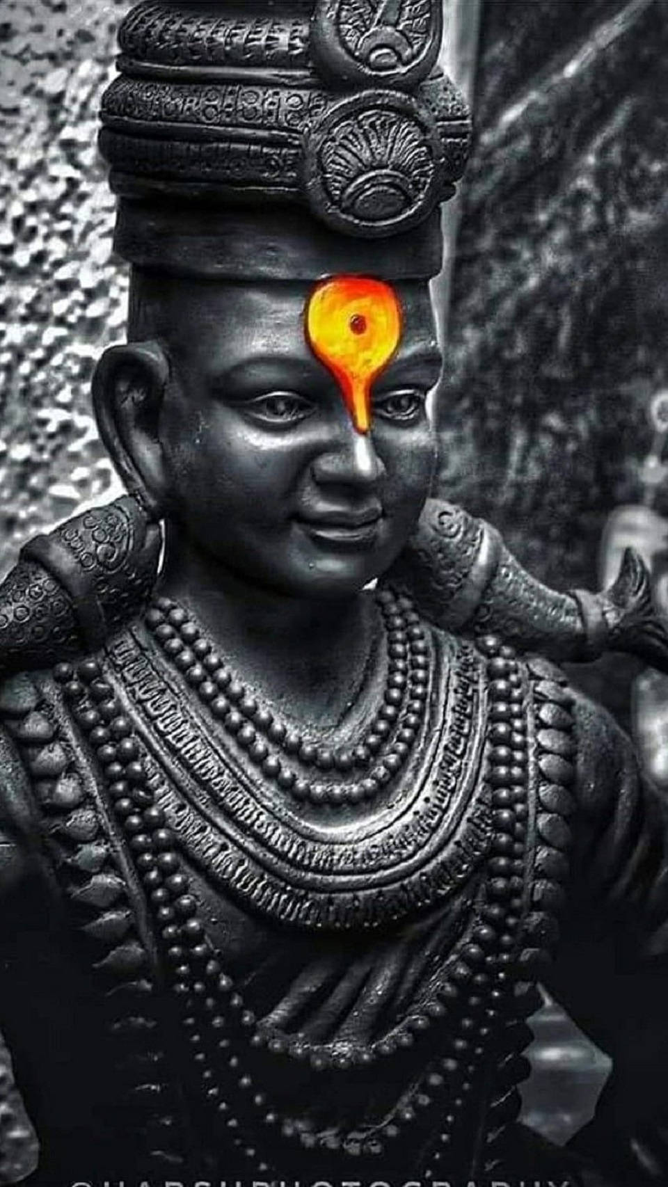 Statue Aesthetic 桌布 壁紙 — 一尊黑白神像，帶有精細雕刻，額頭上有一個發光的橙色第三隻眼。
