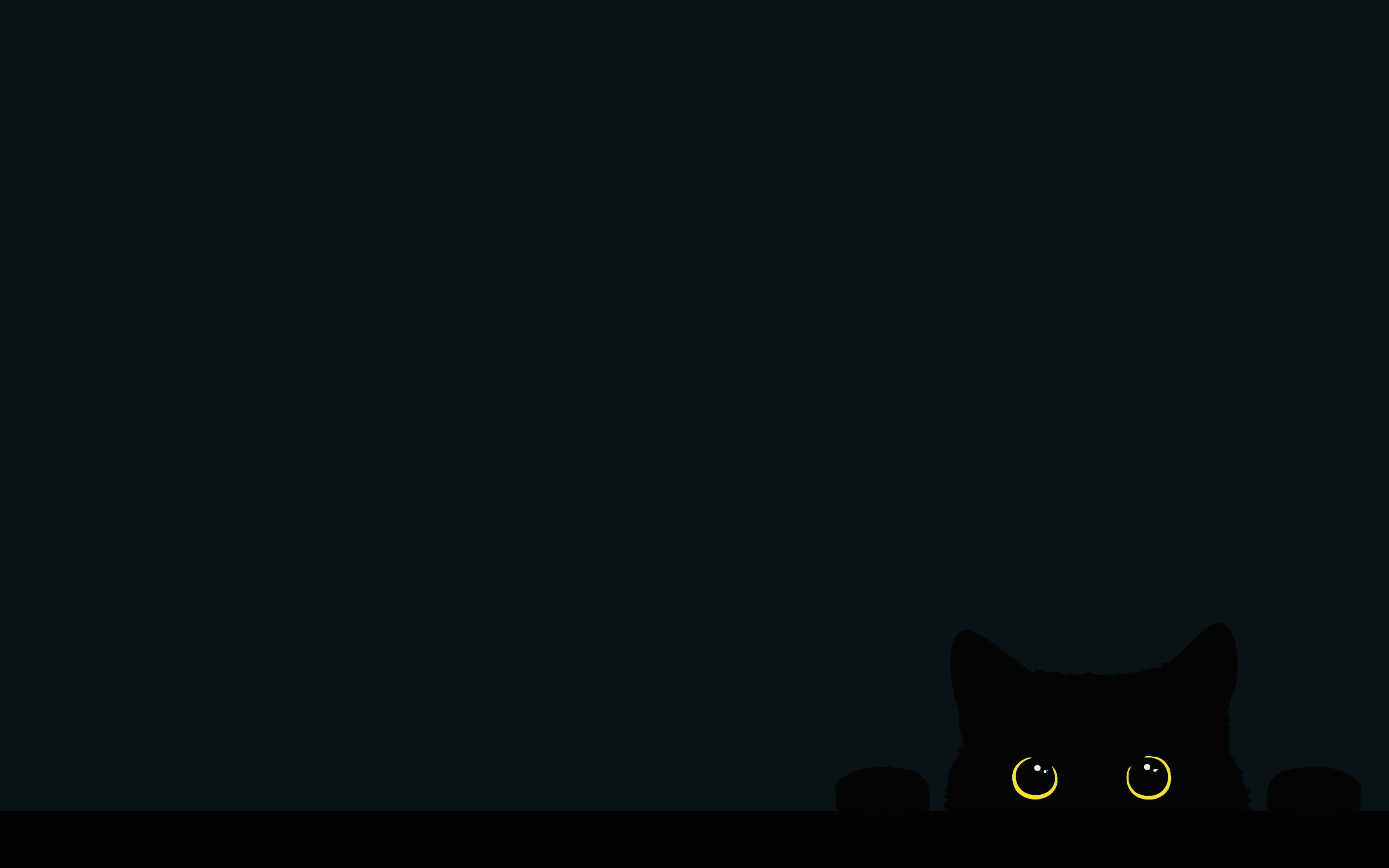 一隻黑貓在黑暗中用發光的黃色眼睛越過壁架窺視。