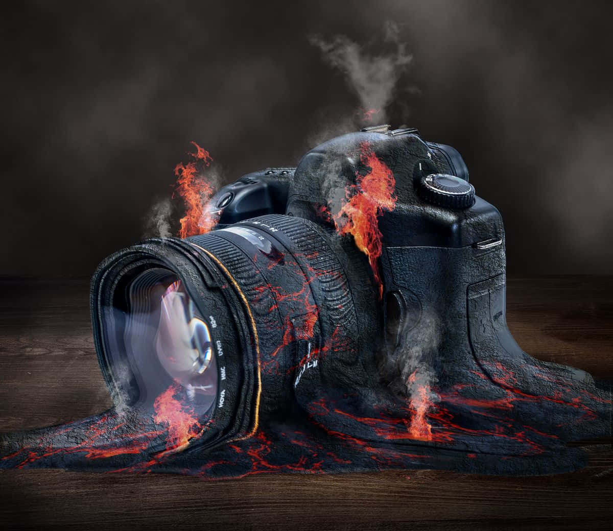  壁紙 — 一部黑色 DSLR 相機融化並噴出熾熱熔岩，背景陰暗煙霧瀰漫。