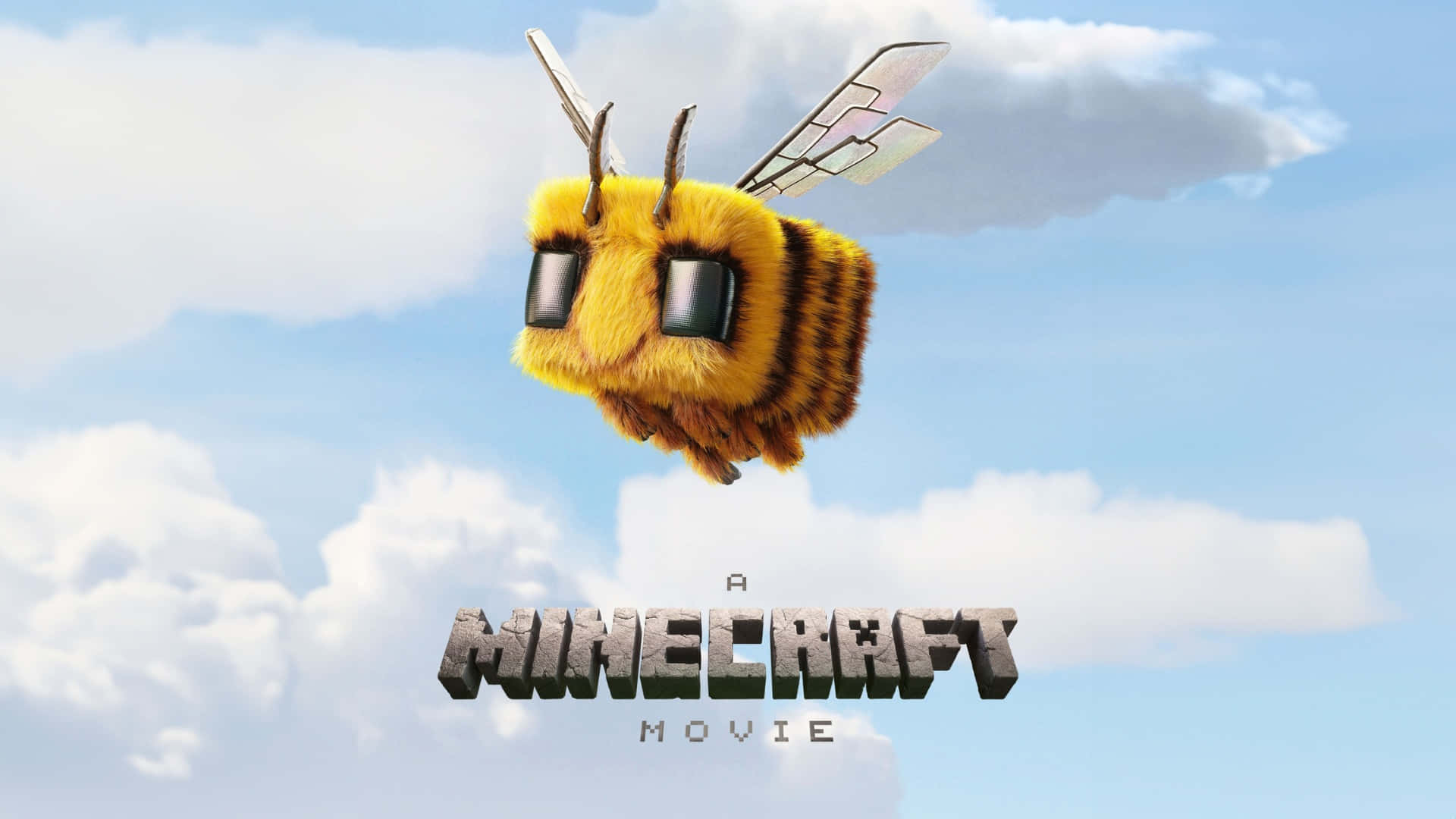  壁紙 — 一隻方塊狀的Minecraft蜜蜂，帶有模糊的黃色條紋和像素化翅膀，在明亮的藍天和 fluffy 白雲中飛翔。