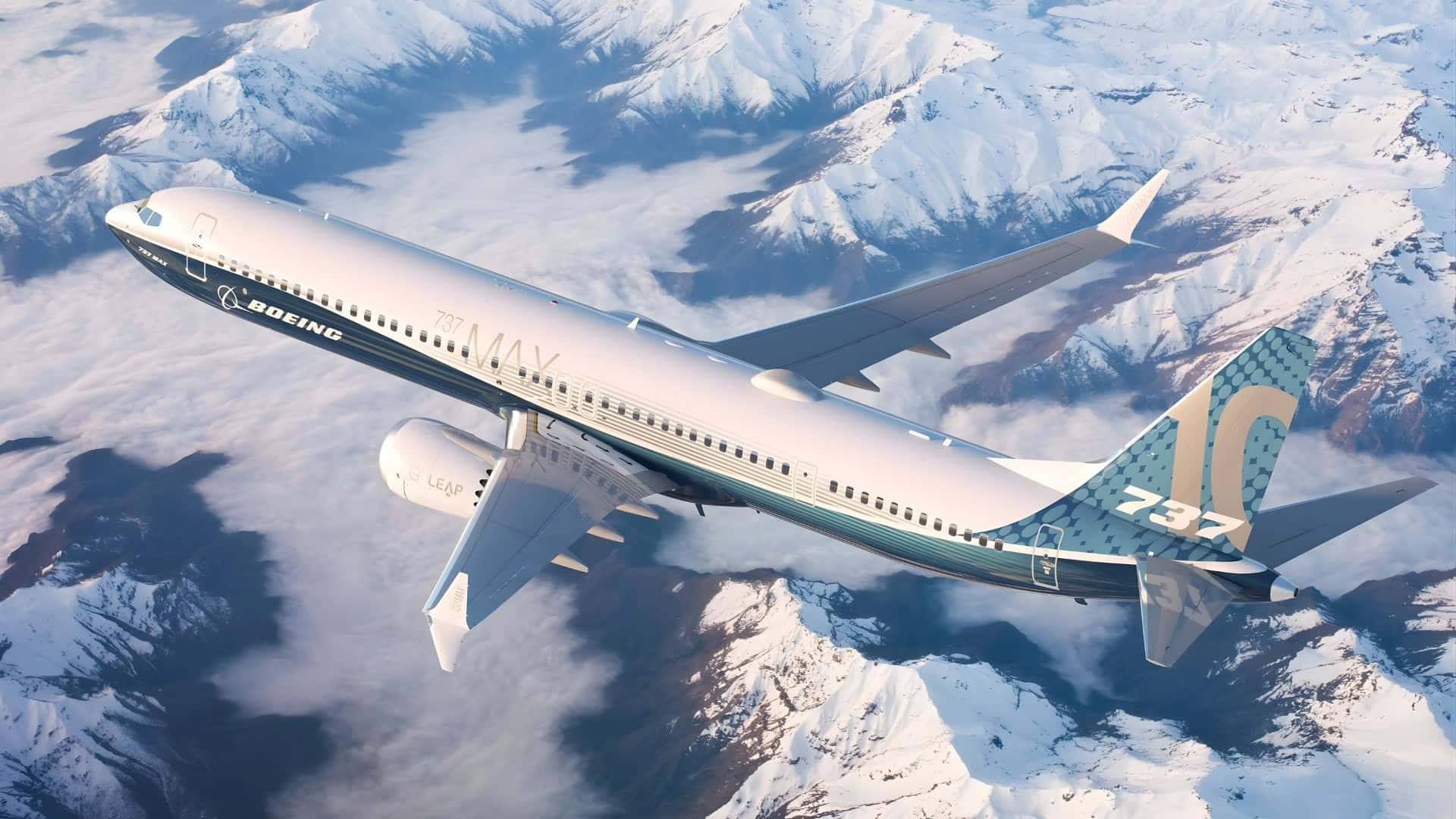  壁紙 — 一架波音737飛機在明亮的日光下翱翔於積雪的山峰和雲層之上。