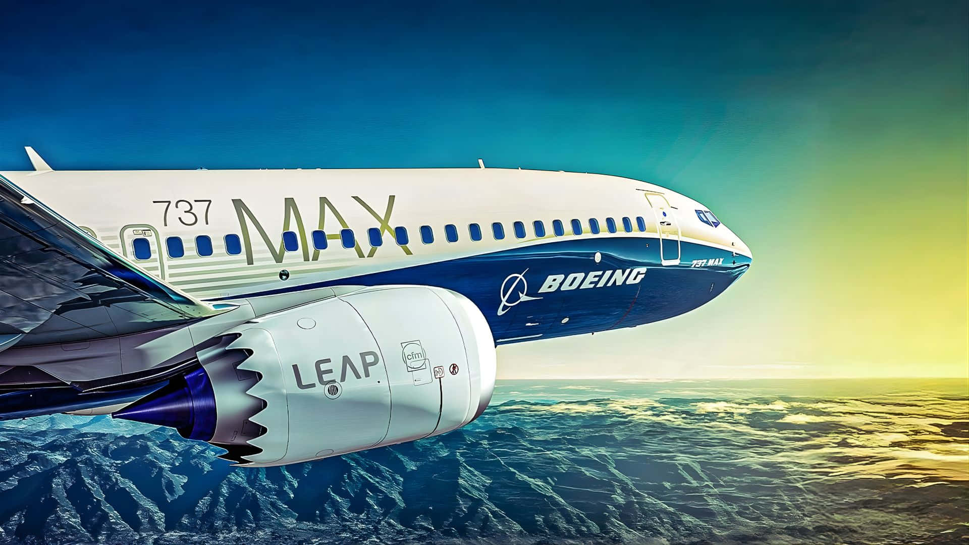  壁紙 — 一架波音737 MAX飛機在日落時分翱翔於山區地形之上，天空呈現鮮豔的藍色和金色。