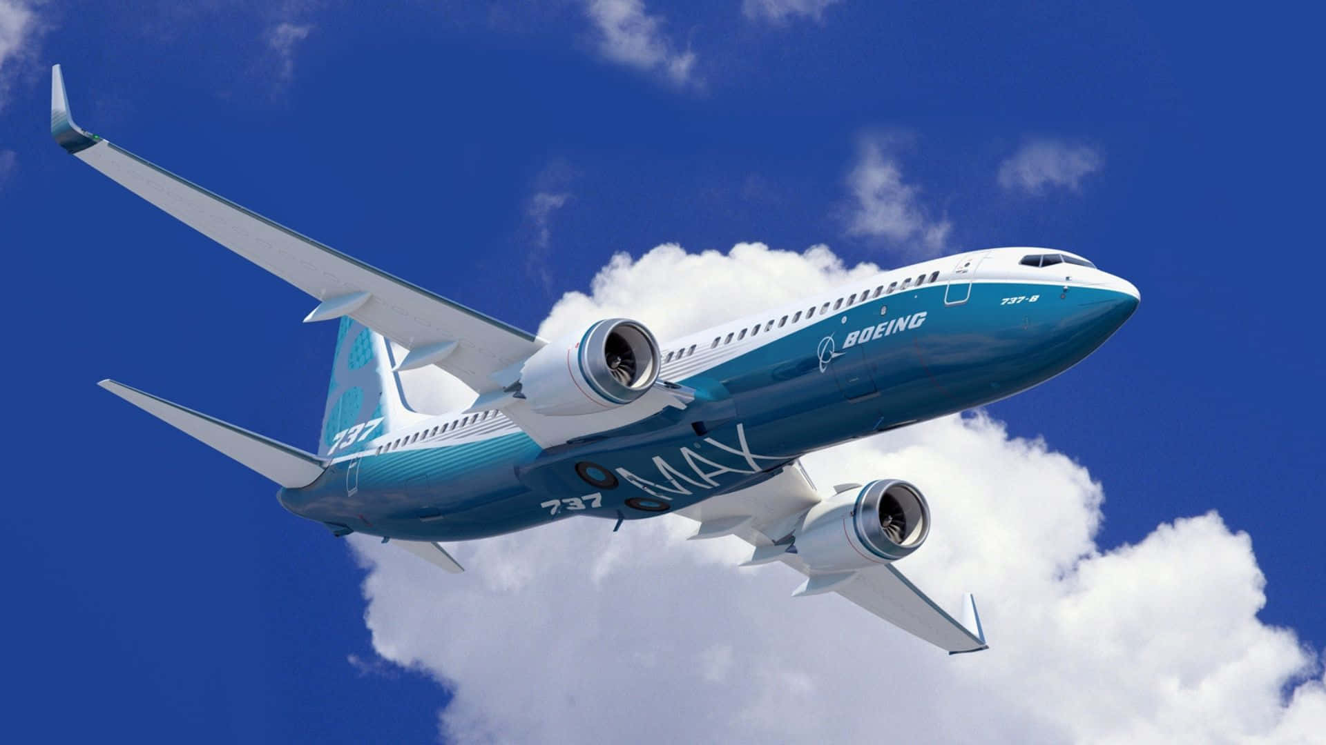  壁紙 — 一架波音737 MAX飛機在明亮的藍天中翱翔，機翼下是蓬鬆的白雲。