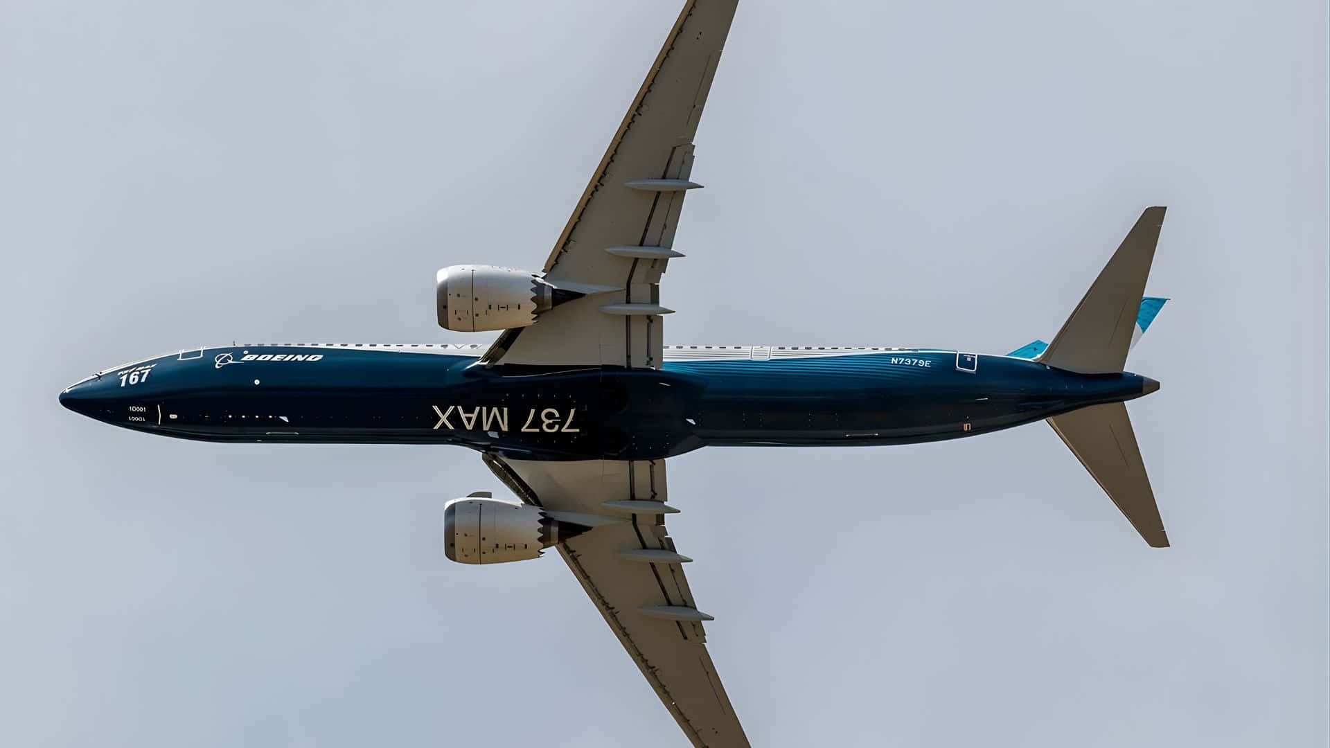  壁紙 — 一架波音737 MAX飛機在淡灰色的天空中翱翔，機翼和引擎清晰可見。