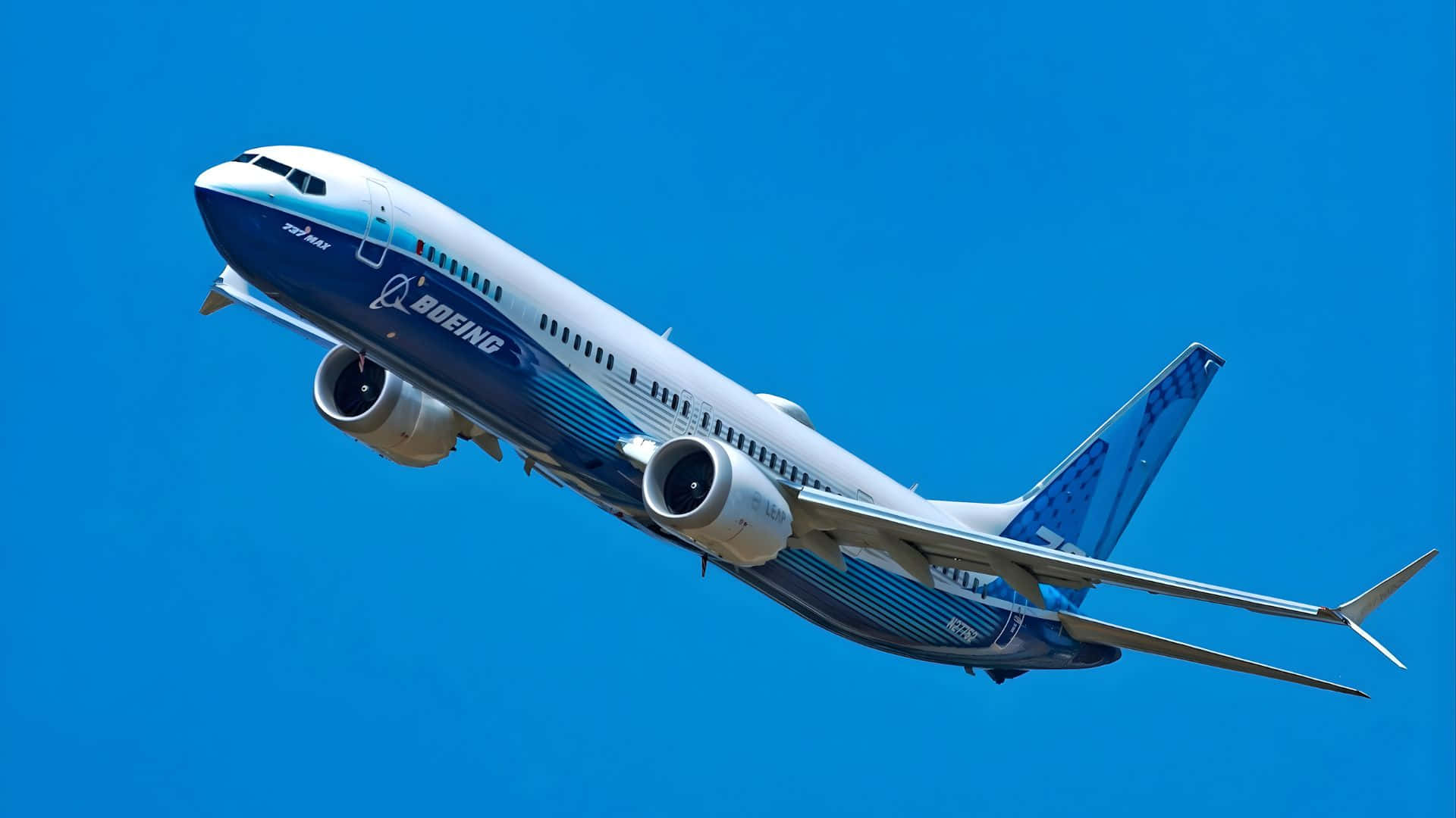  壁紙 — 一架波音客機在清澈湛藍無雲的天空中對角線翱翔。