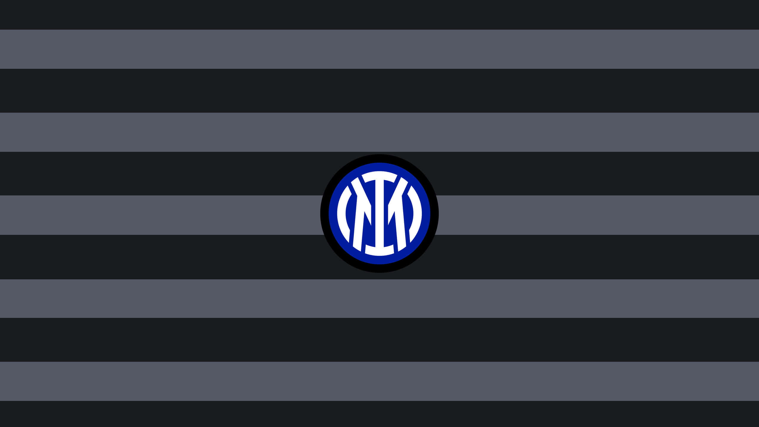 Inter Milan 桌布 壁紙 — 一個大膽的藍白國際米蘭標誌，居中於深灰色和黑色交替的水平條紋圖案上。