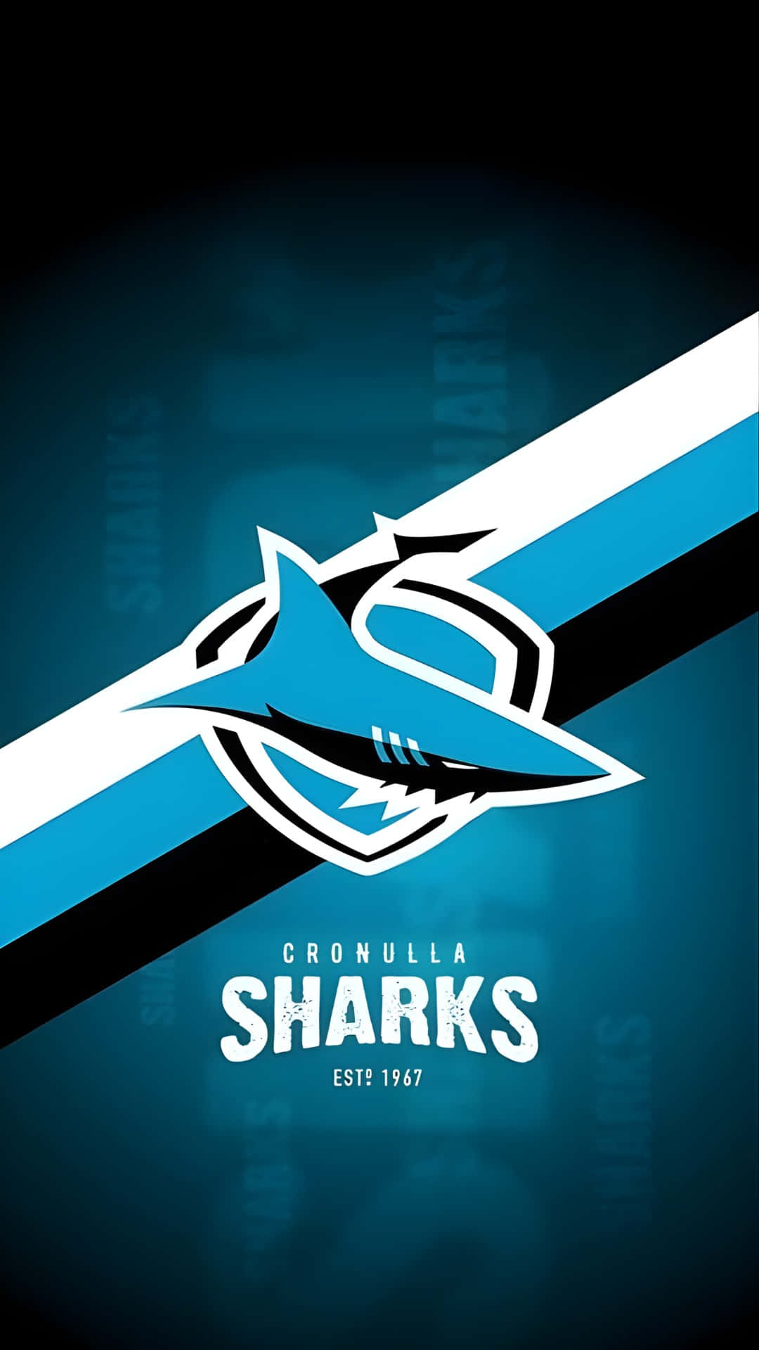  壁紙 — 一個大膽的Cronulla Sharks標誌，帶有藍色鯊魚頭和深藍色漸變背景上的對角線條紋。