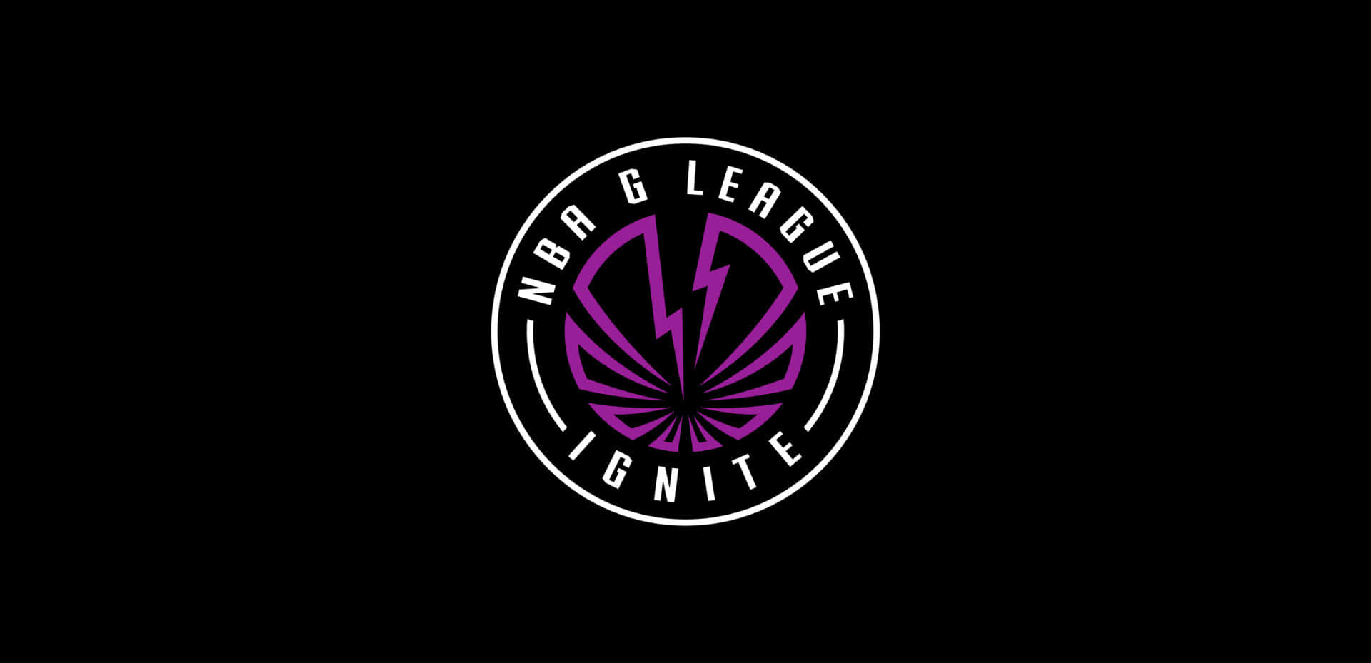  壁紙 — 一個大膽的紫色和白色NBA G League Ignite標誌，居中在黑色背景上，帶有銳利的幾何設計。