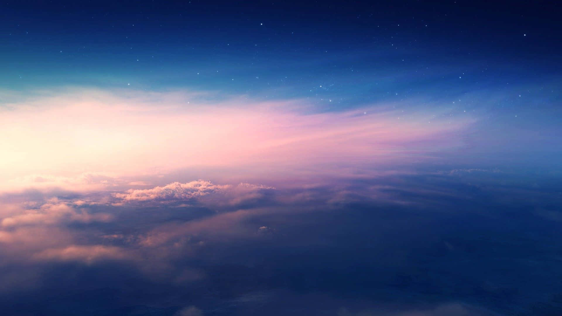 寧靜的暮色天空，星星點綴在藍色和粉紅色調的雲海之上。