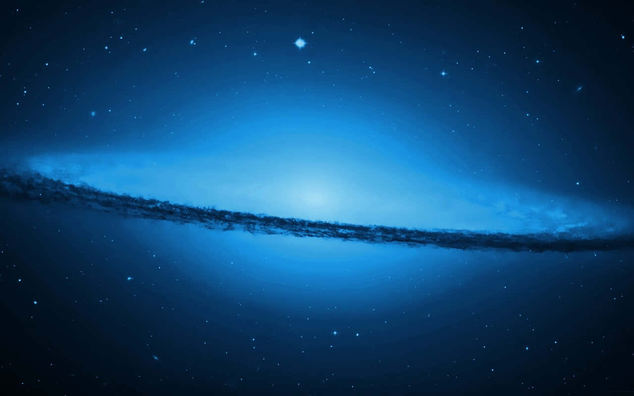  壁紙 — 一個令人嘆為觀止的螺旋星系，在星場背景下散發出深藍色光芒。