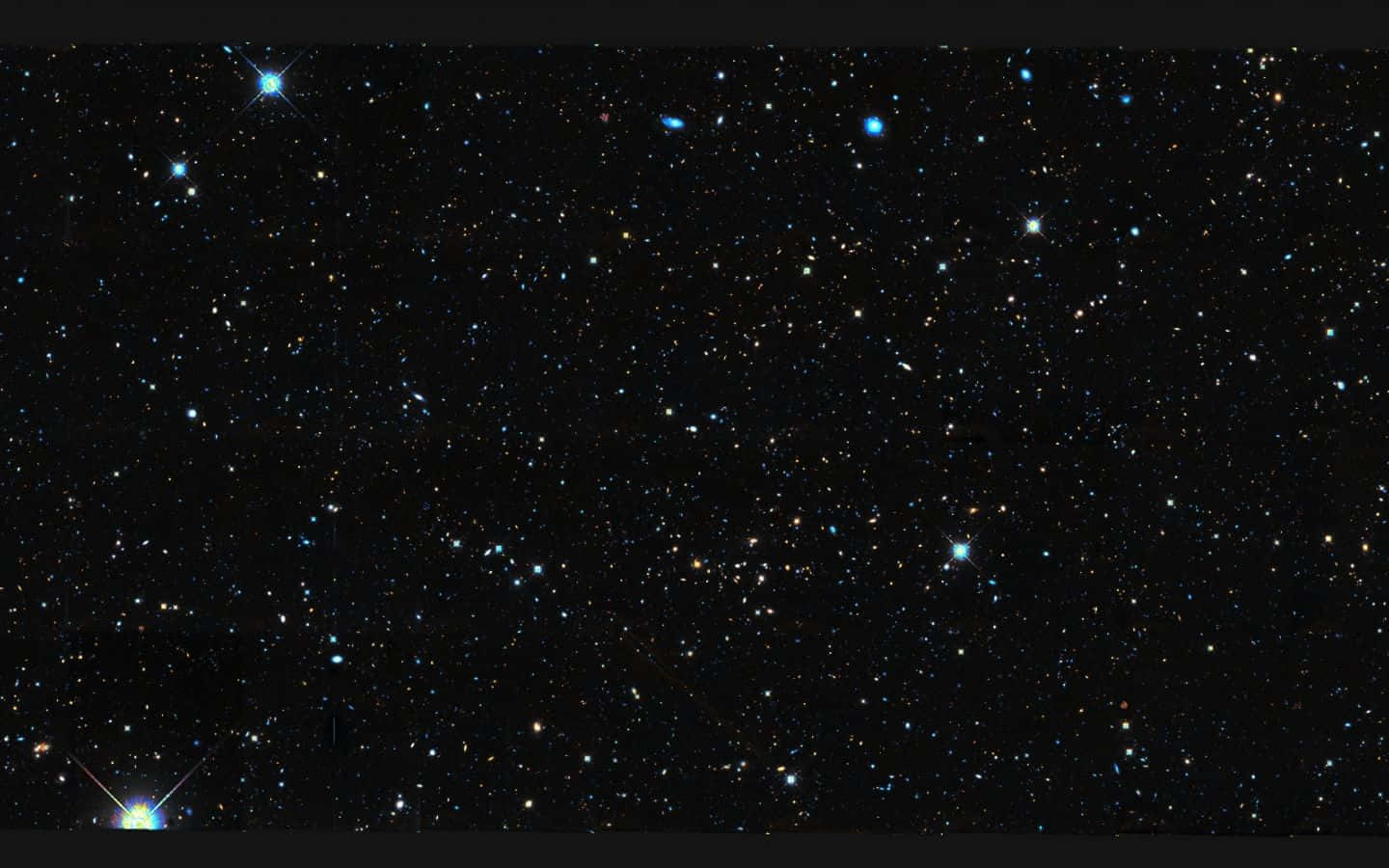 夜空中廣闊的星星和宇宙塵埃場。