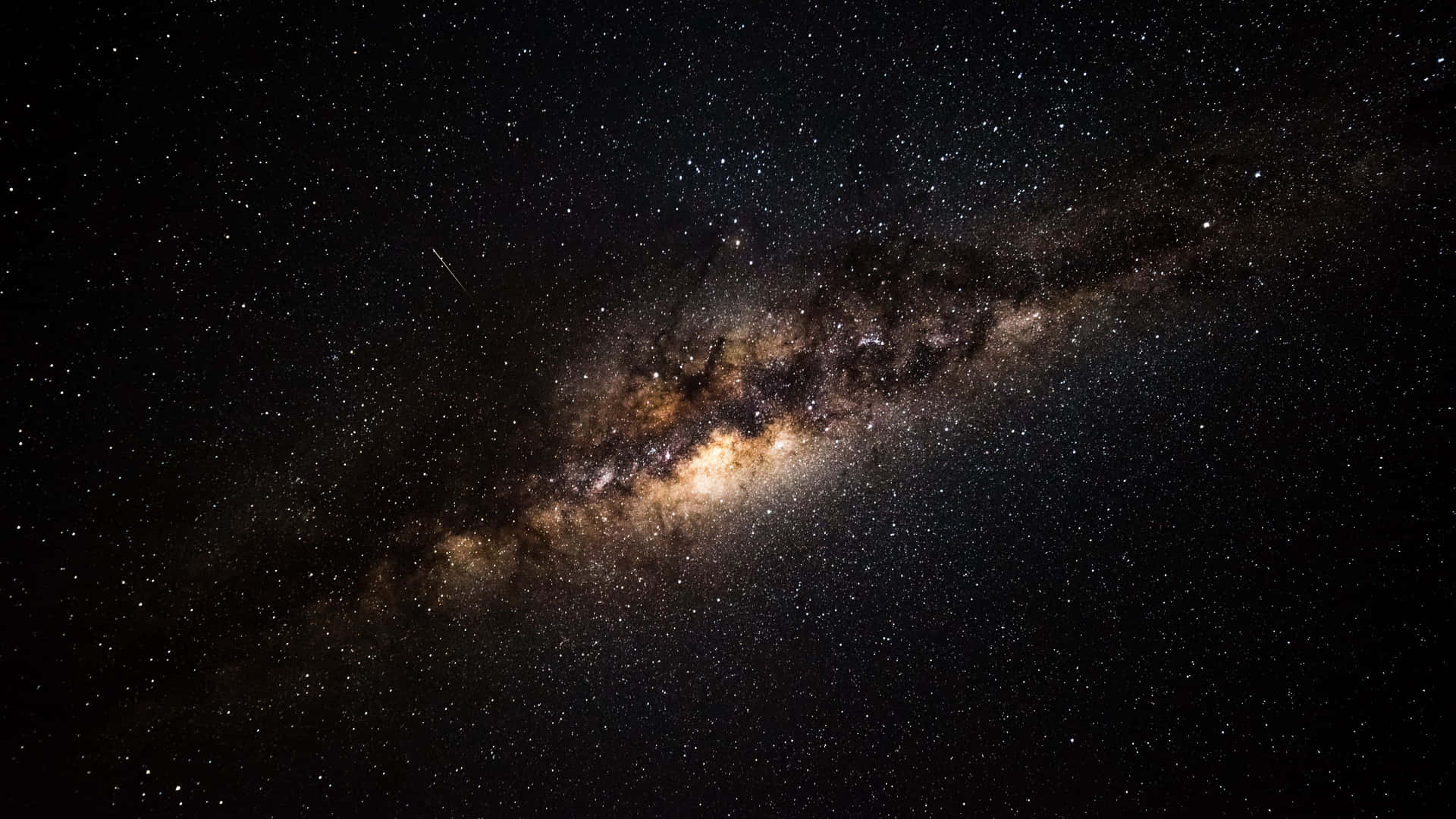 銀河系在黑暗的夜空中閃耀著星星和宇宙塵埃。
