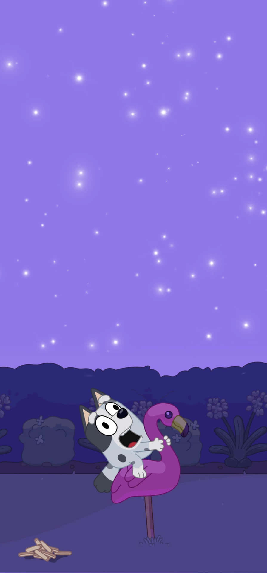  壁紙 — 一隻卡通藍色喜樂蒂牧羊犬在星光燦爛的紫色夜花園中快樂地騎著粉紅色火烈鳥浮墊。